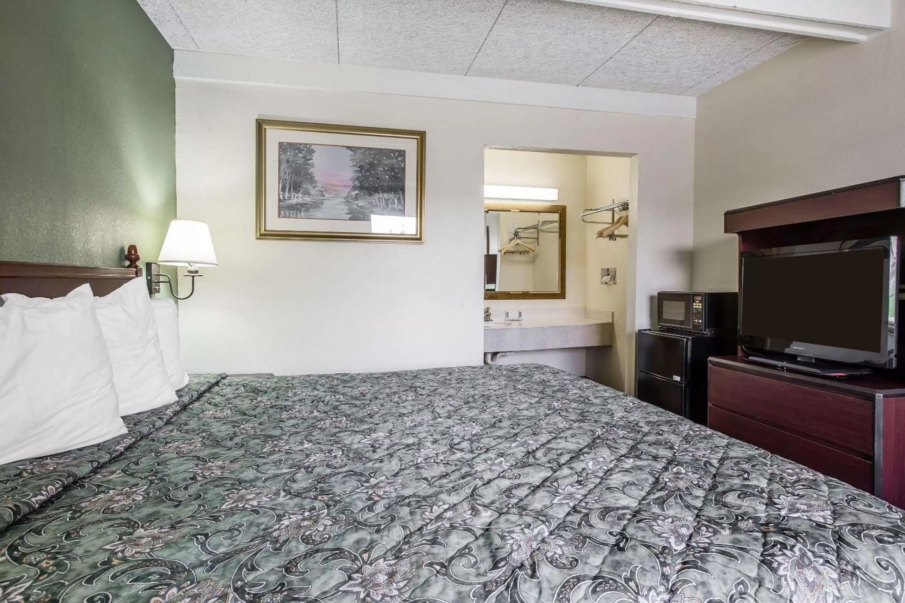 Photo of the whole room, Bed in Rodeway Inn