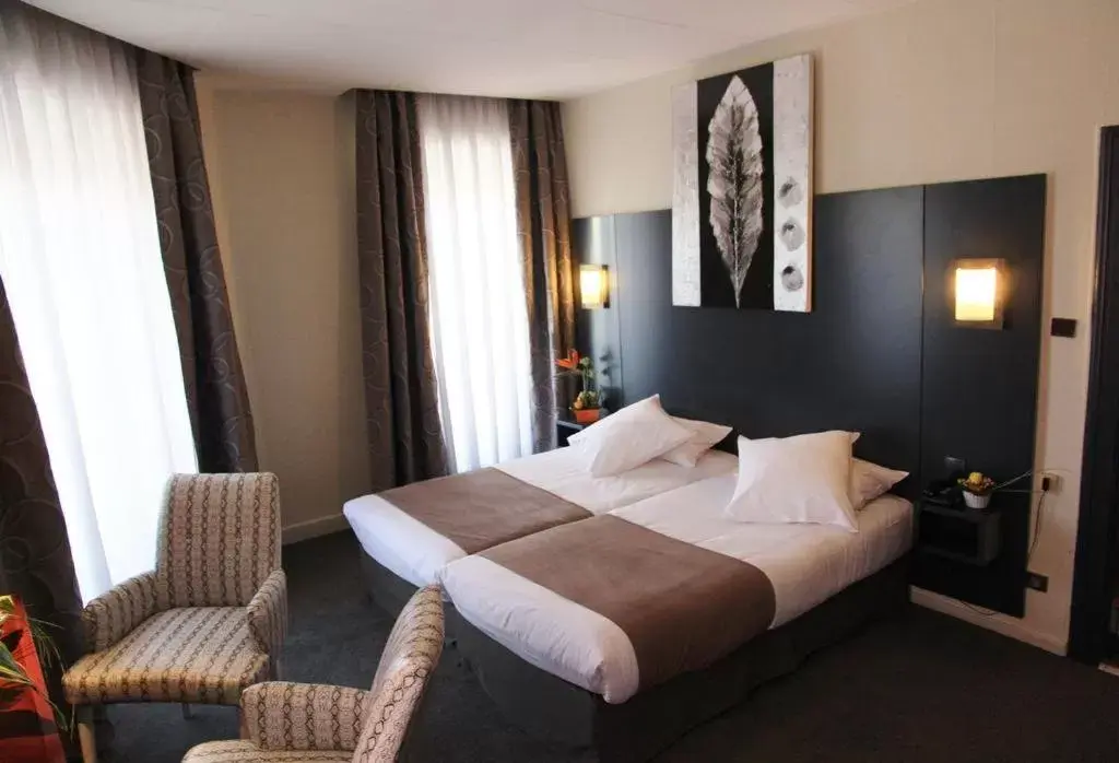 Bed in The Originals Boutique, Hôtel Bristol, Strasbourg Centre Gare (Inter-Hotel)