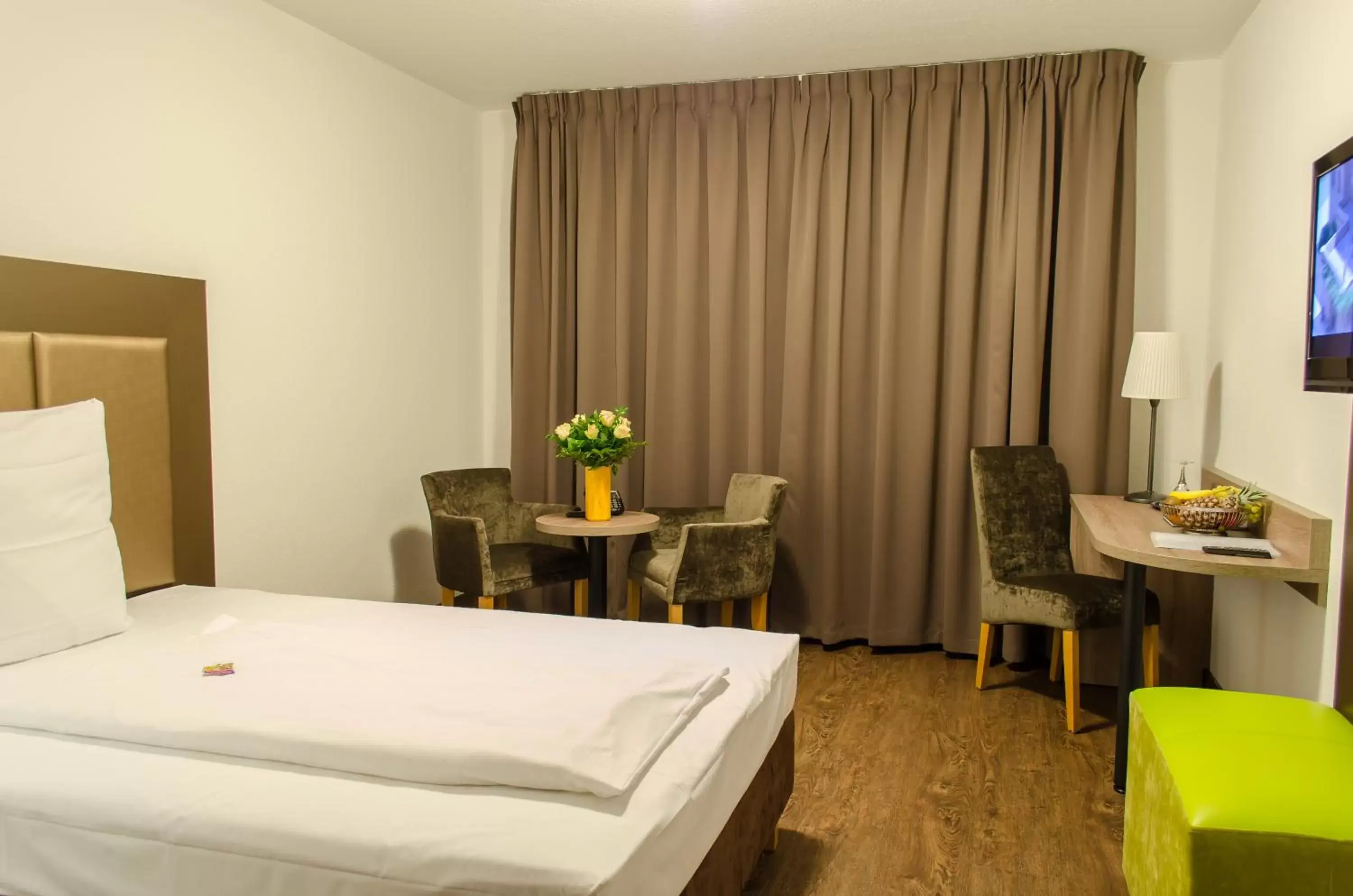 Photo of the whole room, Bed in City Hotel Wiesbaden