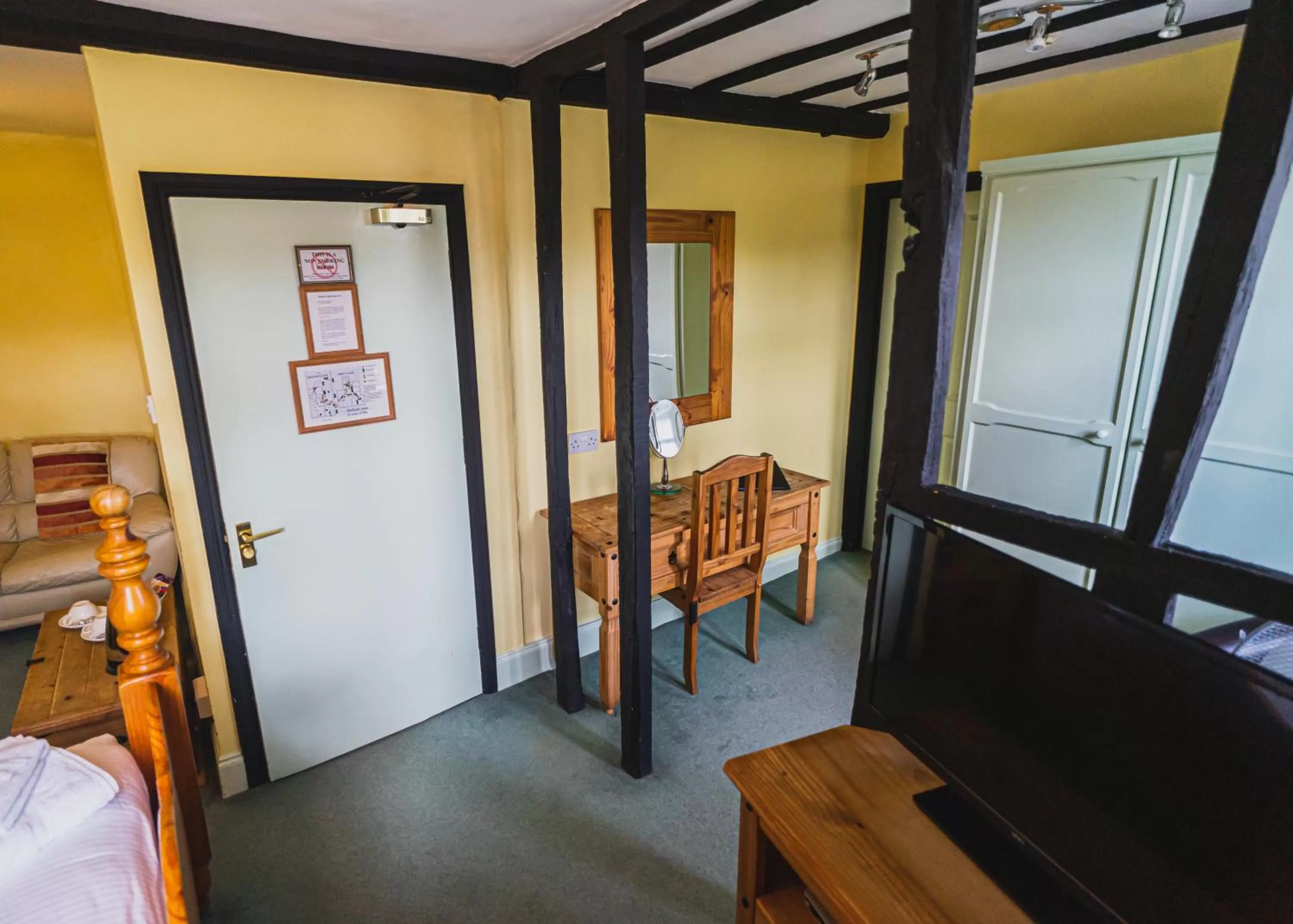 Seating area, Bed in The Mug House Inn