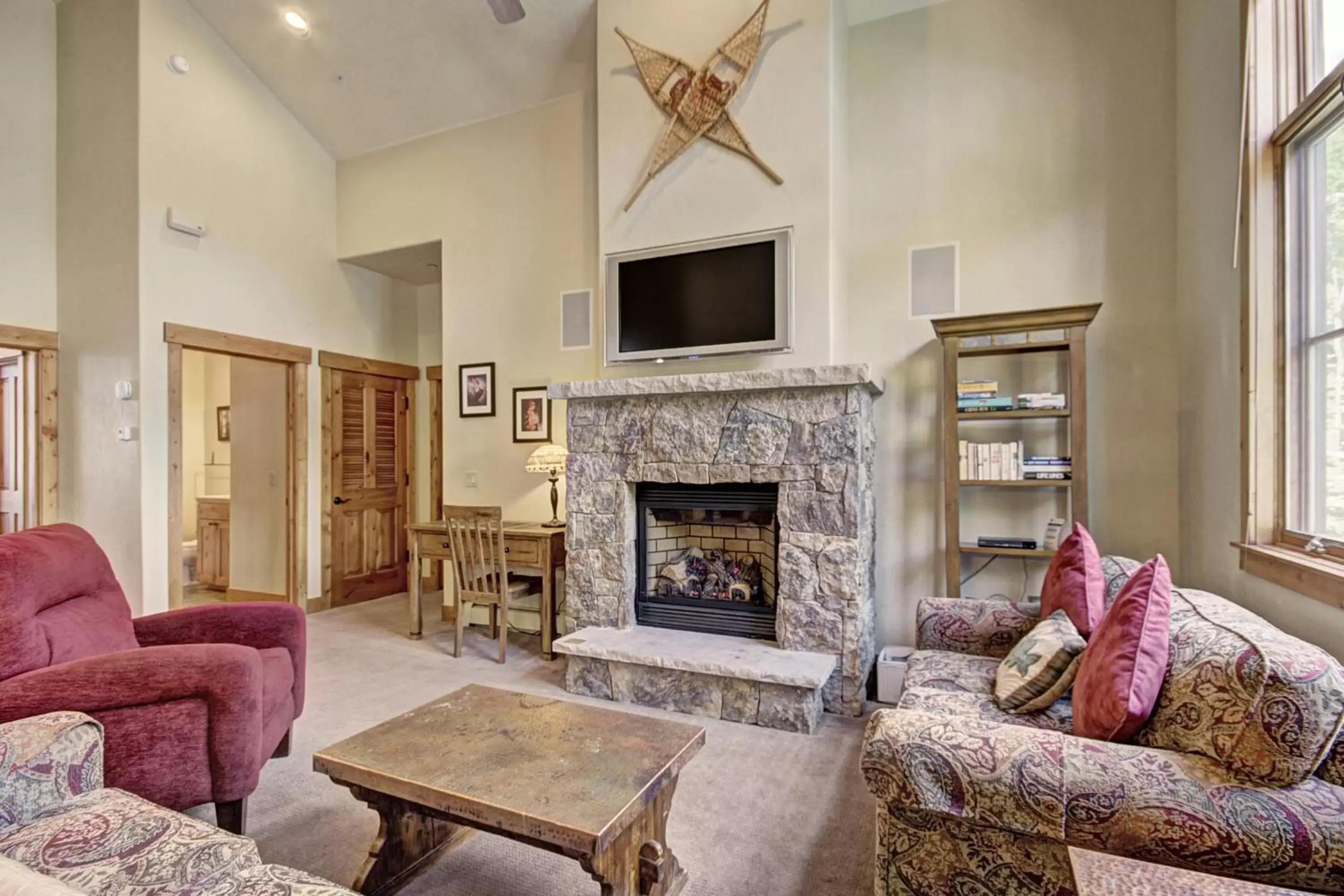 Living room, Seating Area in Mountain Thunder Lodge