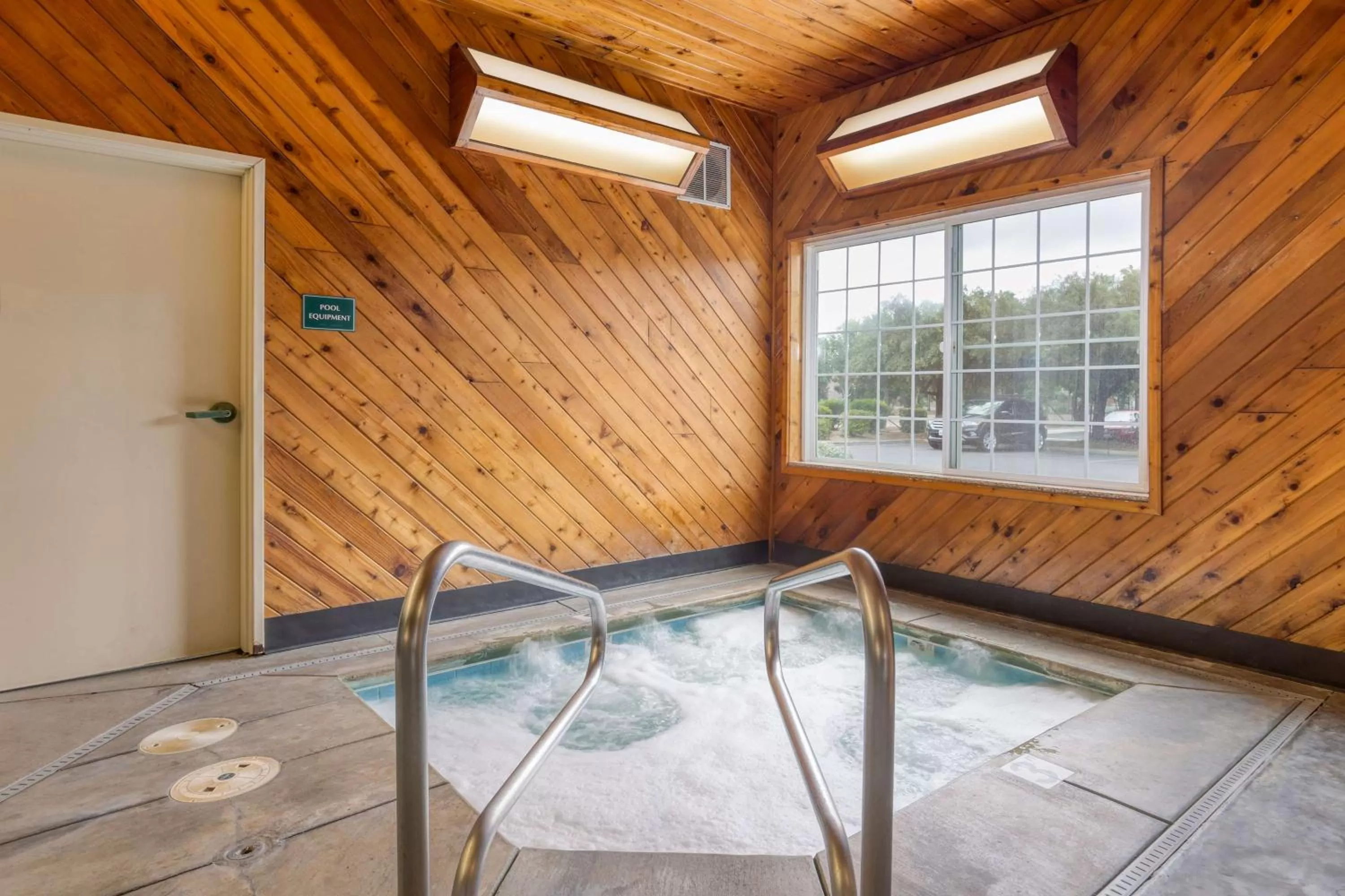 Hot Tub in La Quinta by Wyndham Visalia/Sequoia Gateway