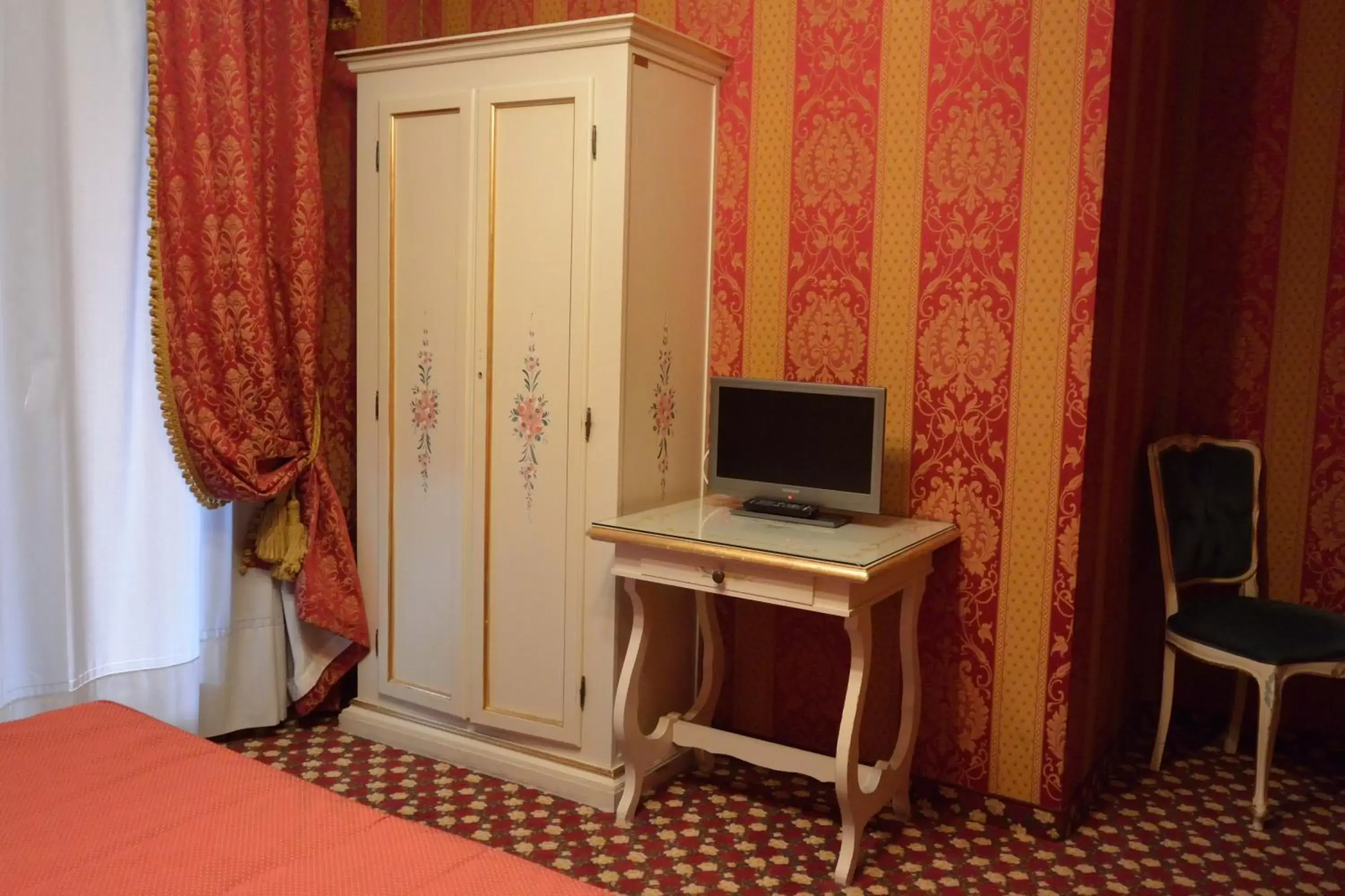 TV and multimedia, TV/Entertainment Center in Hotel Belle Arti