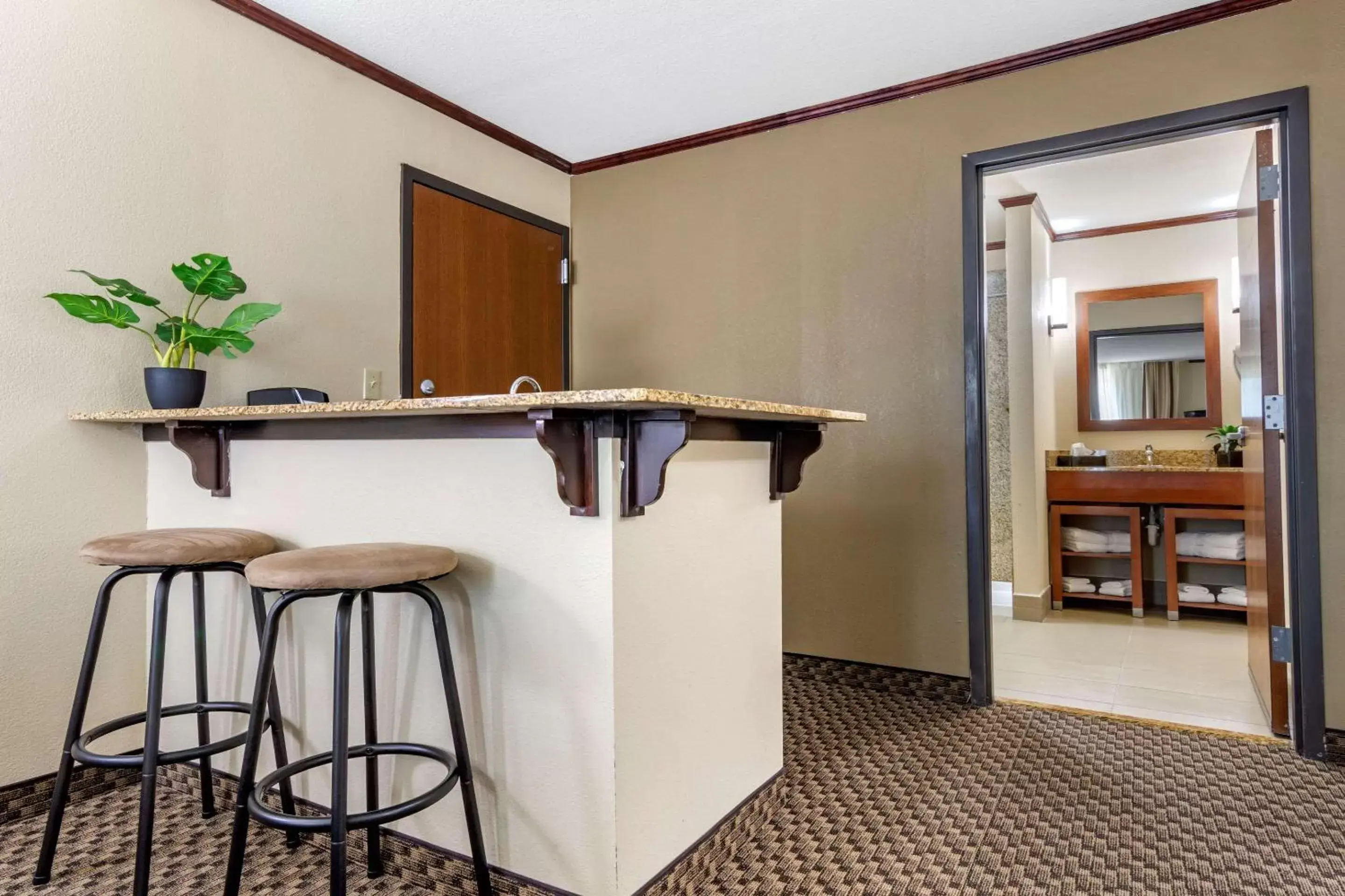 Photo of the whole room, Kitchen/Kitchenette in Comfort Suites Manhattan