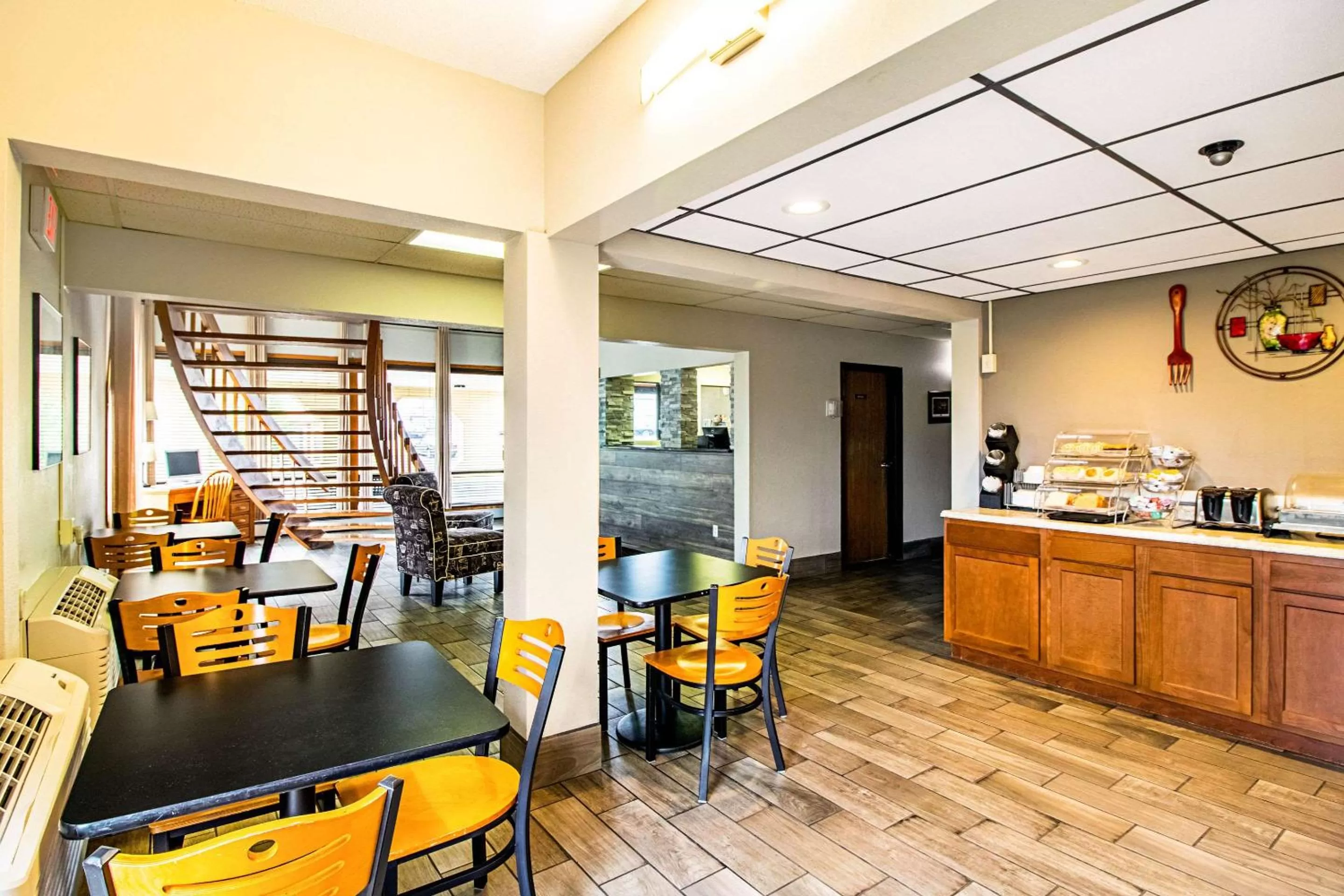 Restaurant/places to eat in Econo Lodge Watertown