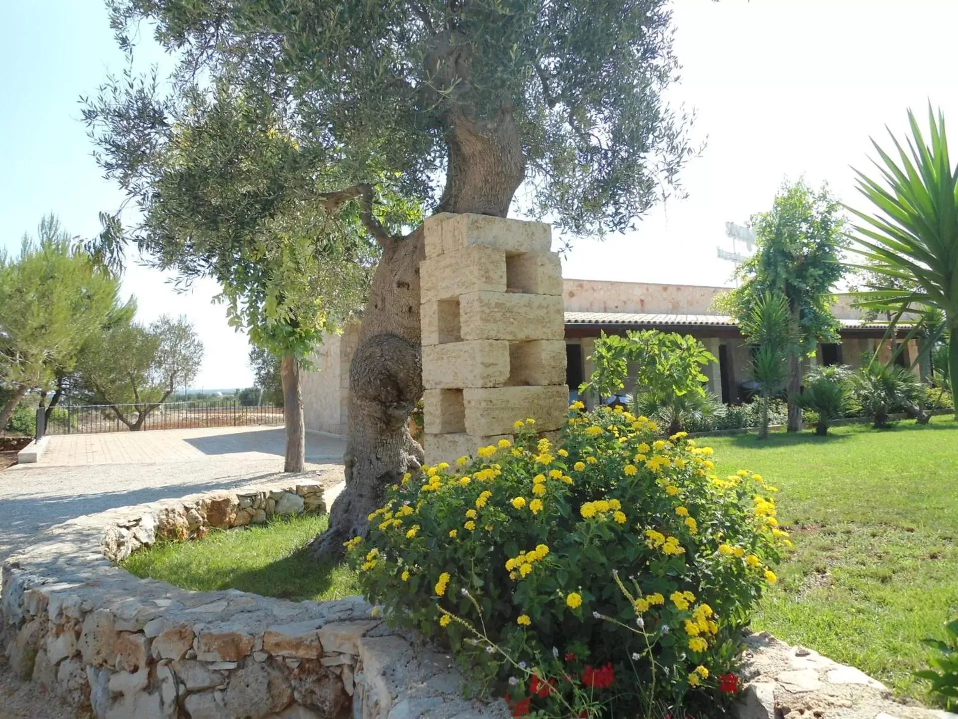 Garden, BBQ Facilities in Hotel Masseria Le Pajare