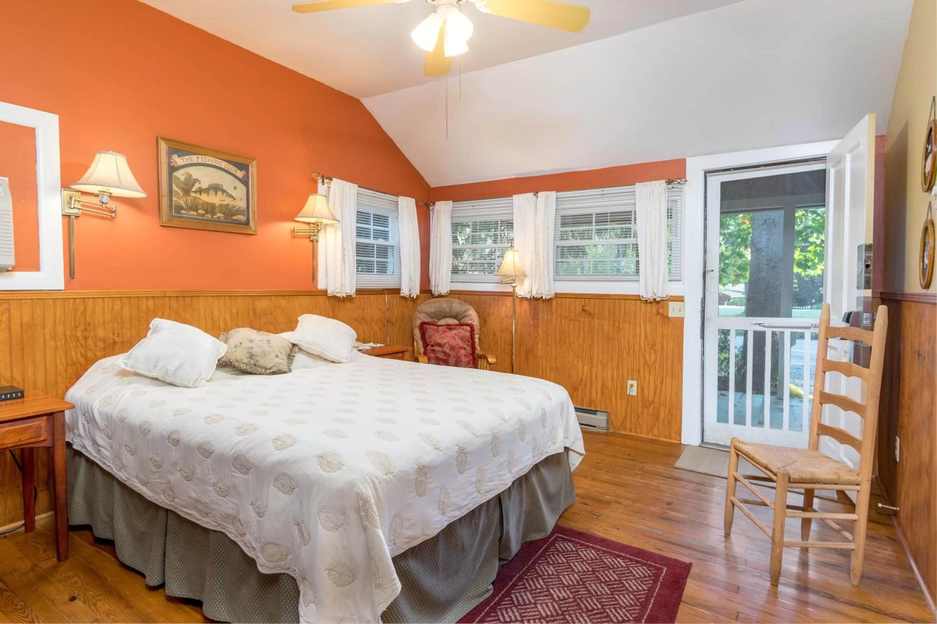 Photo of the whole room, Bed in Highland Lake Inn & Resort - Flat Rock