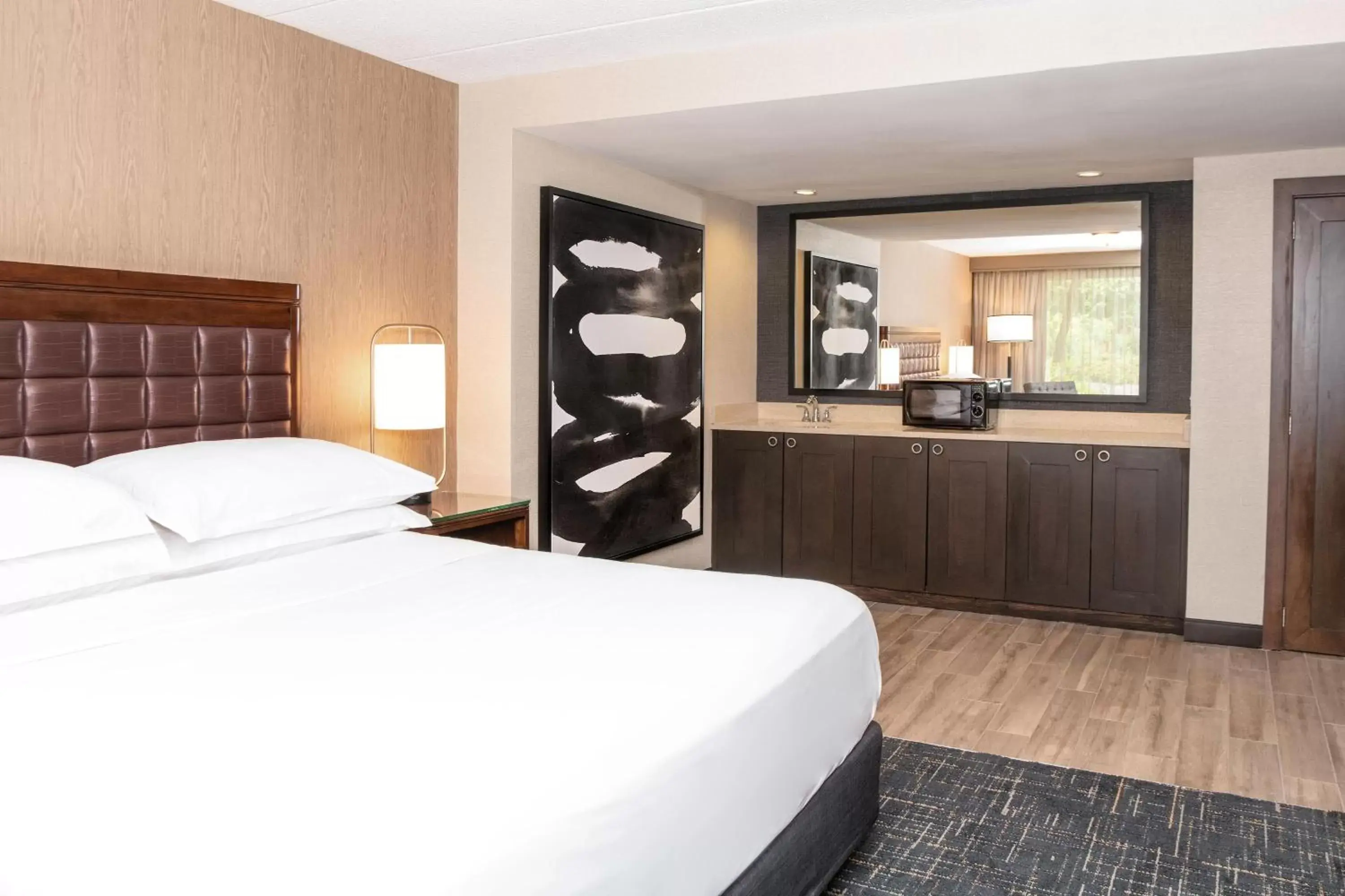 Bedroom, Bed in Sheraton Ann Arbor Hotel