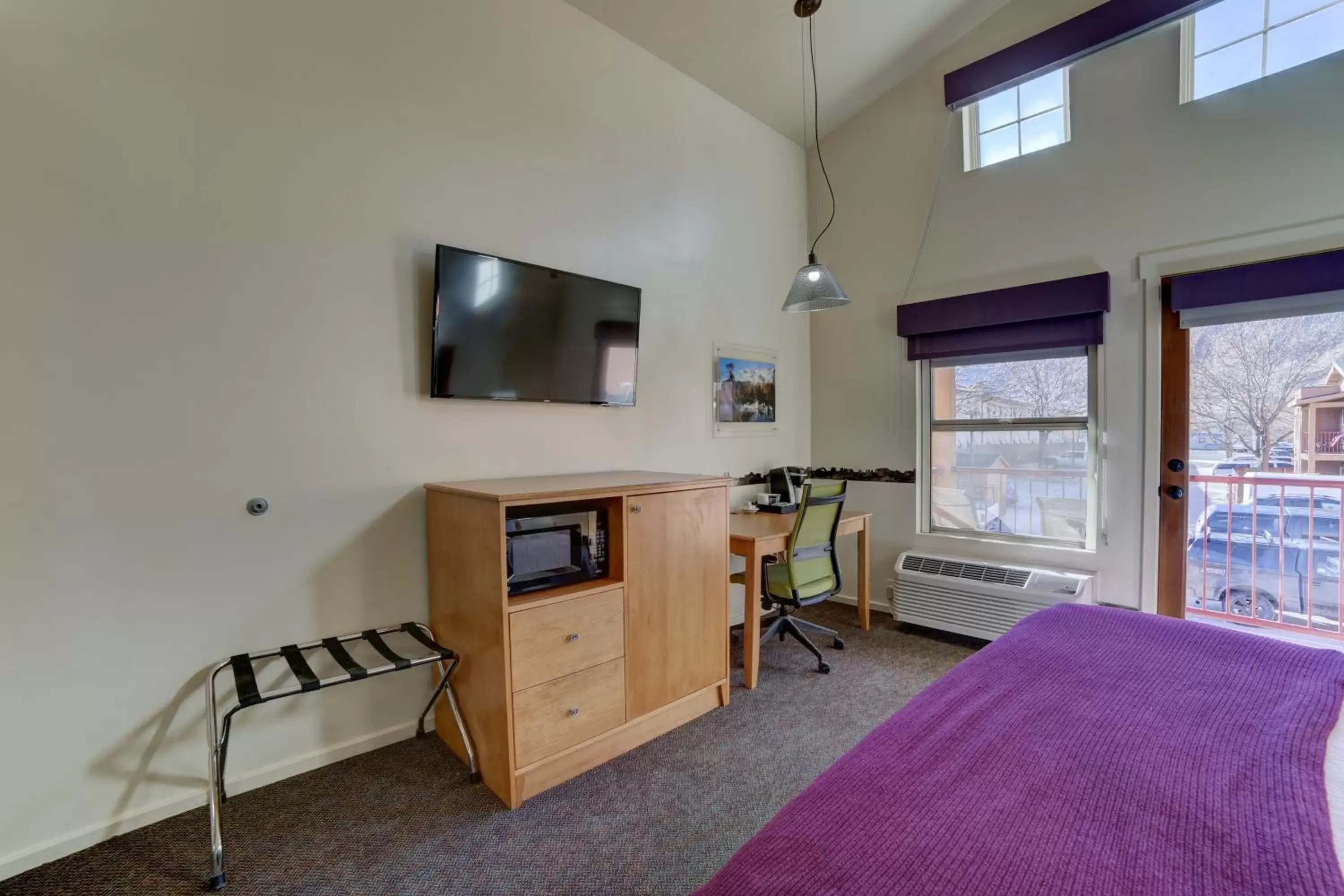 Bedroom in The Gonzo Inn