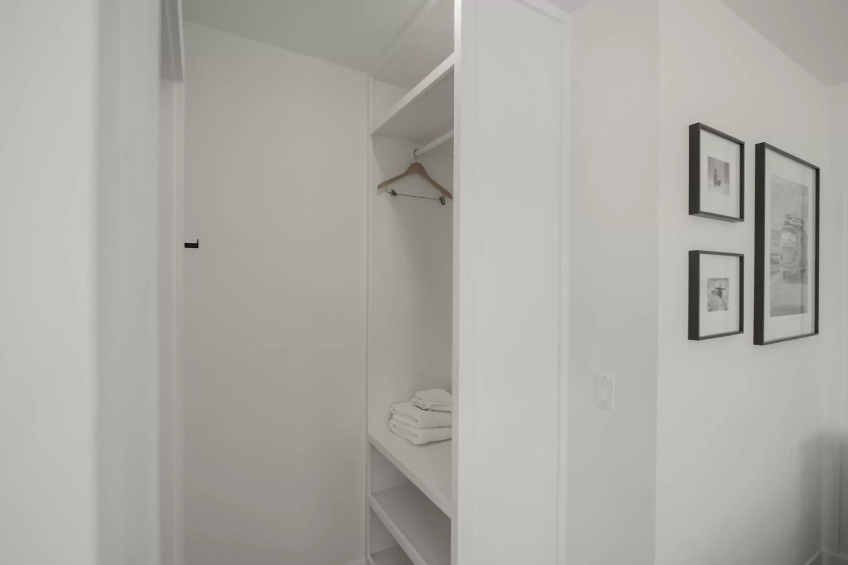 wardrobe, Bathroom in Casey Key Resorts - Beachfront