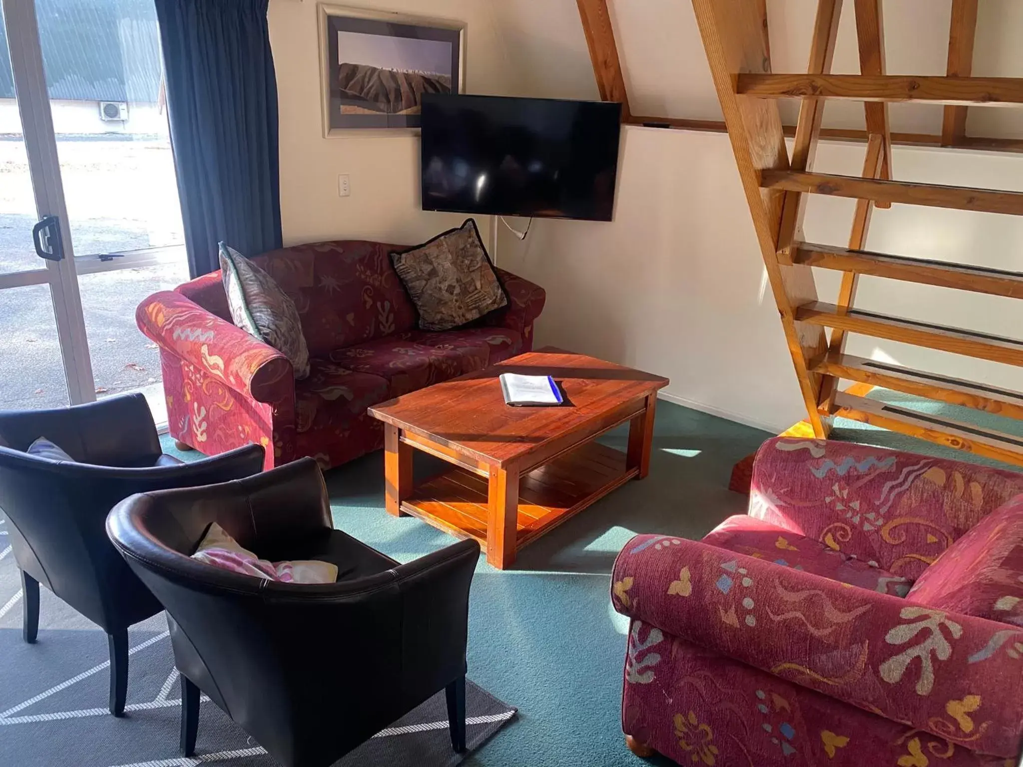 TV and multimedia, Seating Area in Mountain Chalets Motel