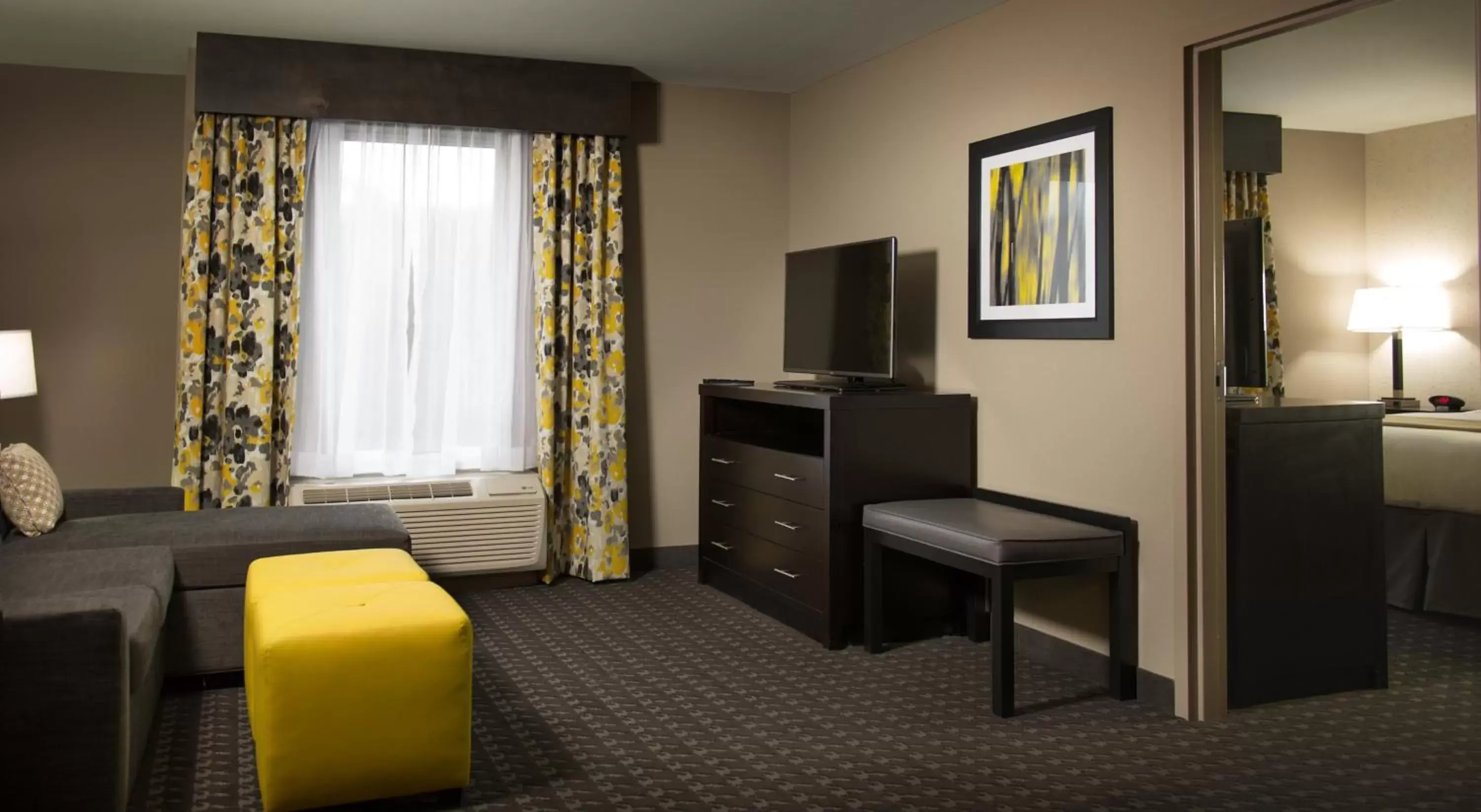 Bedroom, TV/Entertainment Center in Holiday Inn Express and Suites Madison Central, an IHG Hotel
