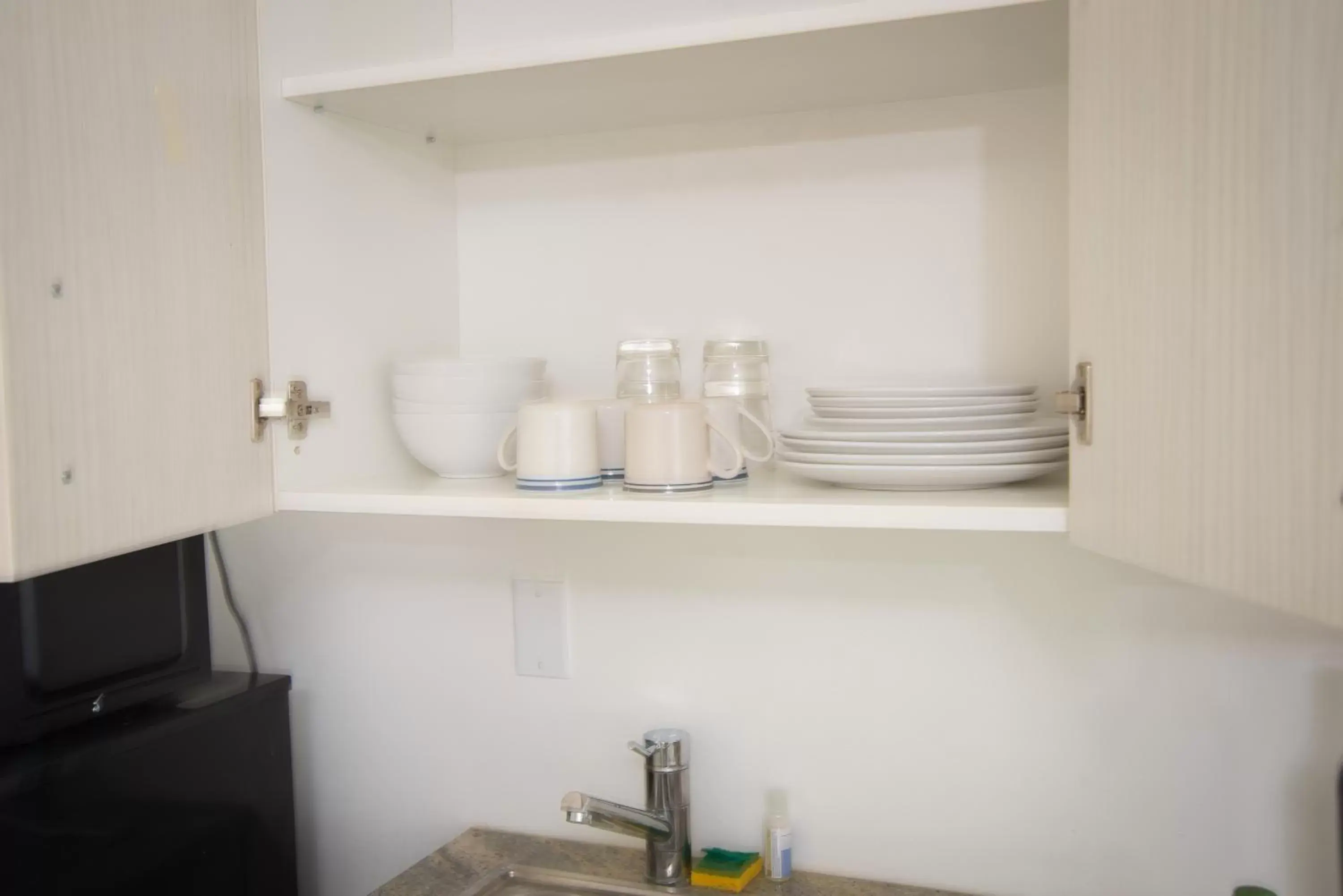 Kitchen or kitchenette, Bathroom in Regency Inn & Suites Sarasota