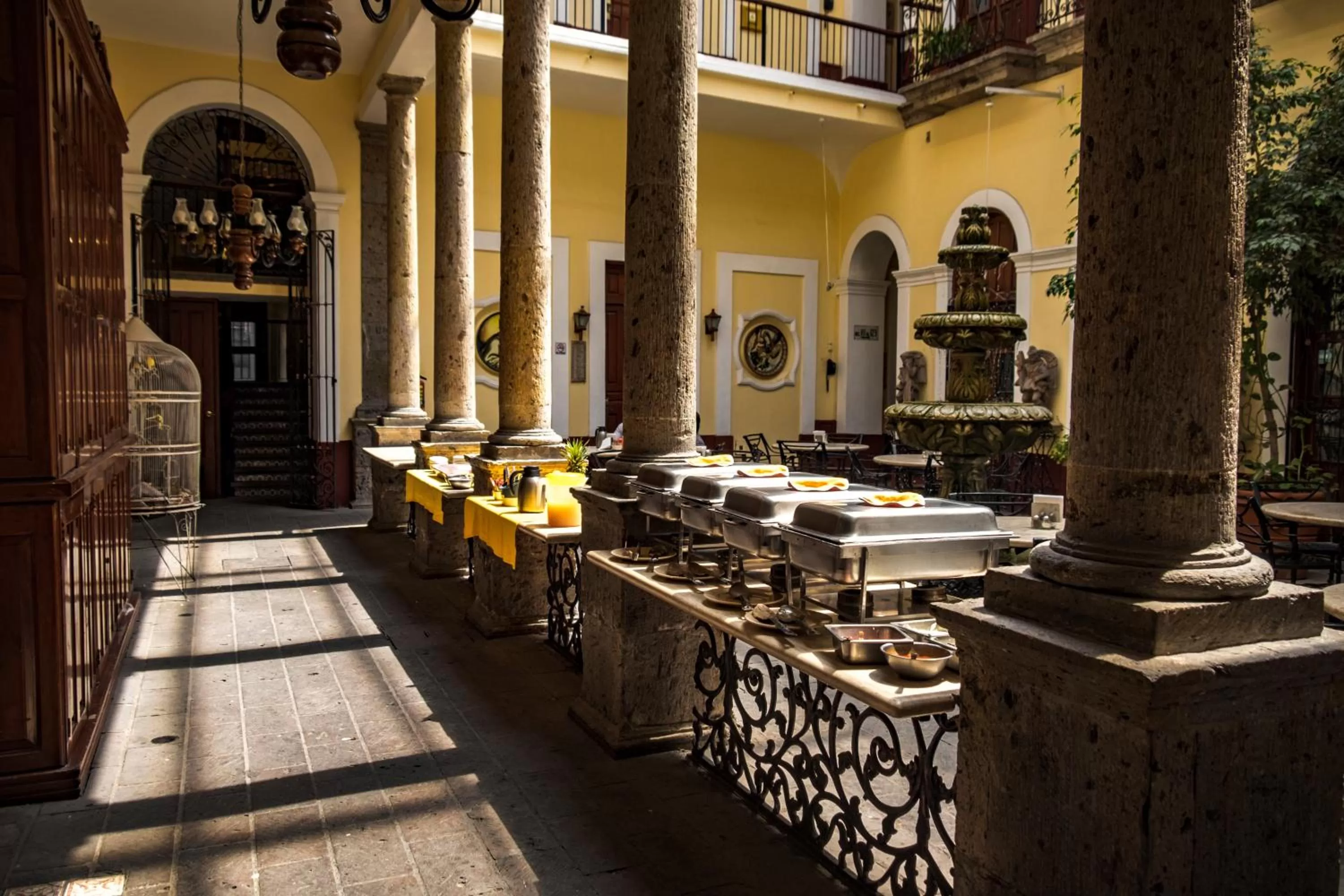 Restaurant/places to eat in Hotel San Francisco Plaza