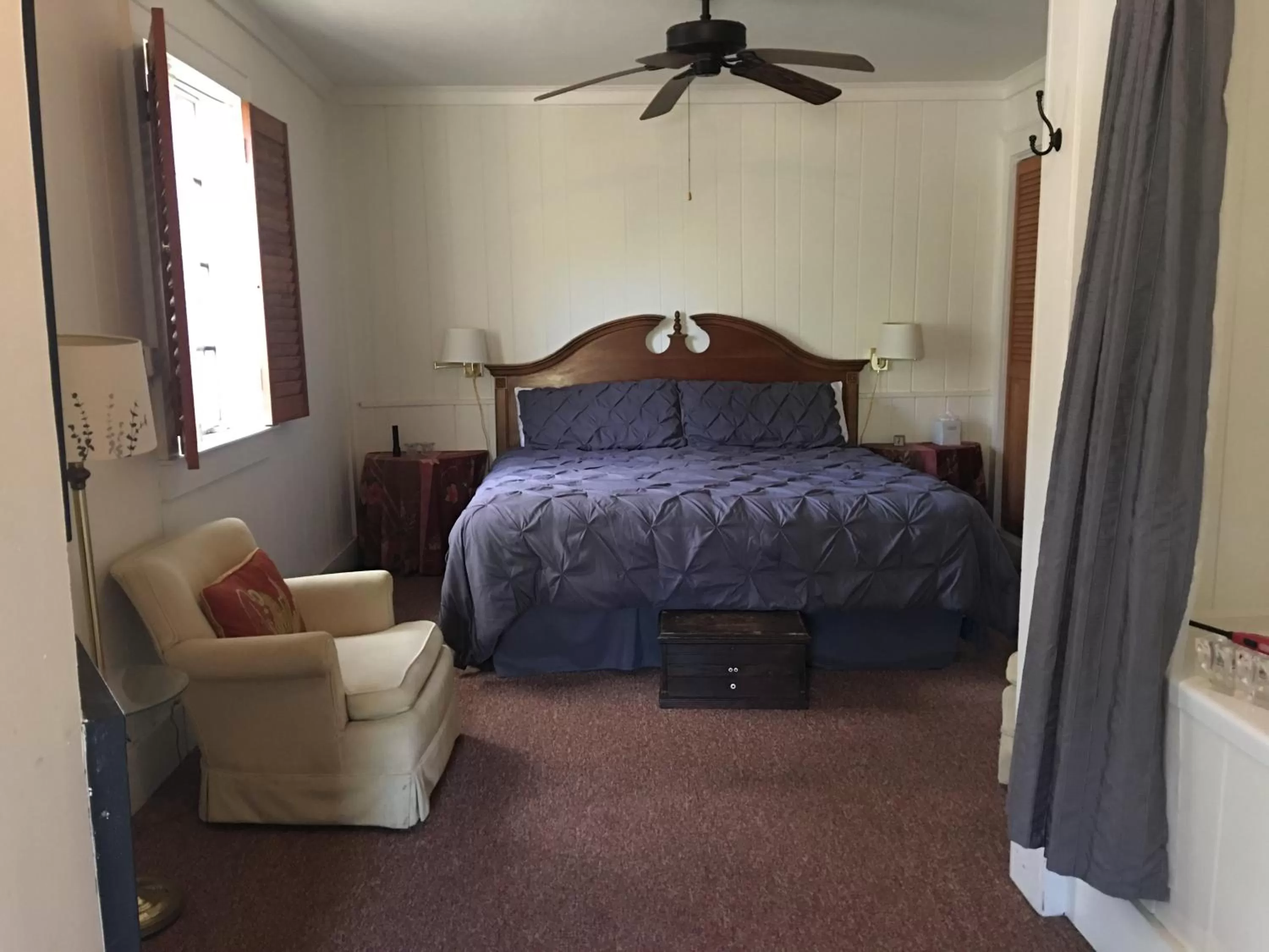 Bed in River House Inn