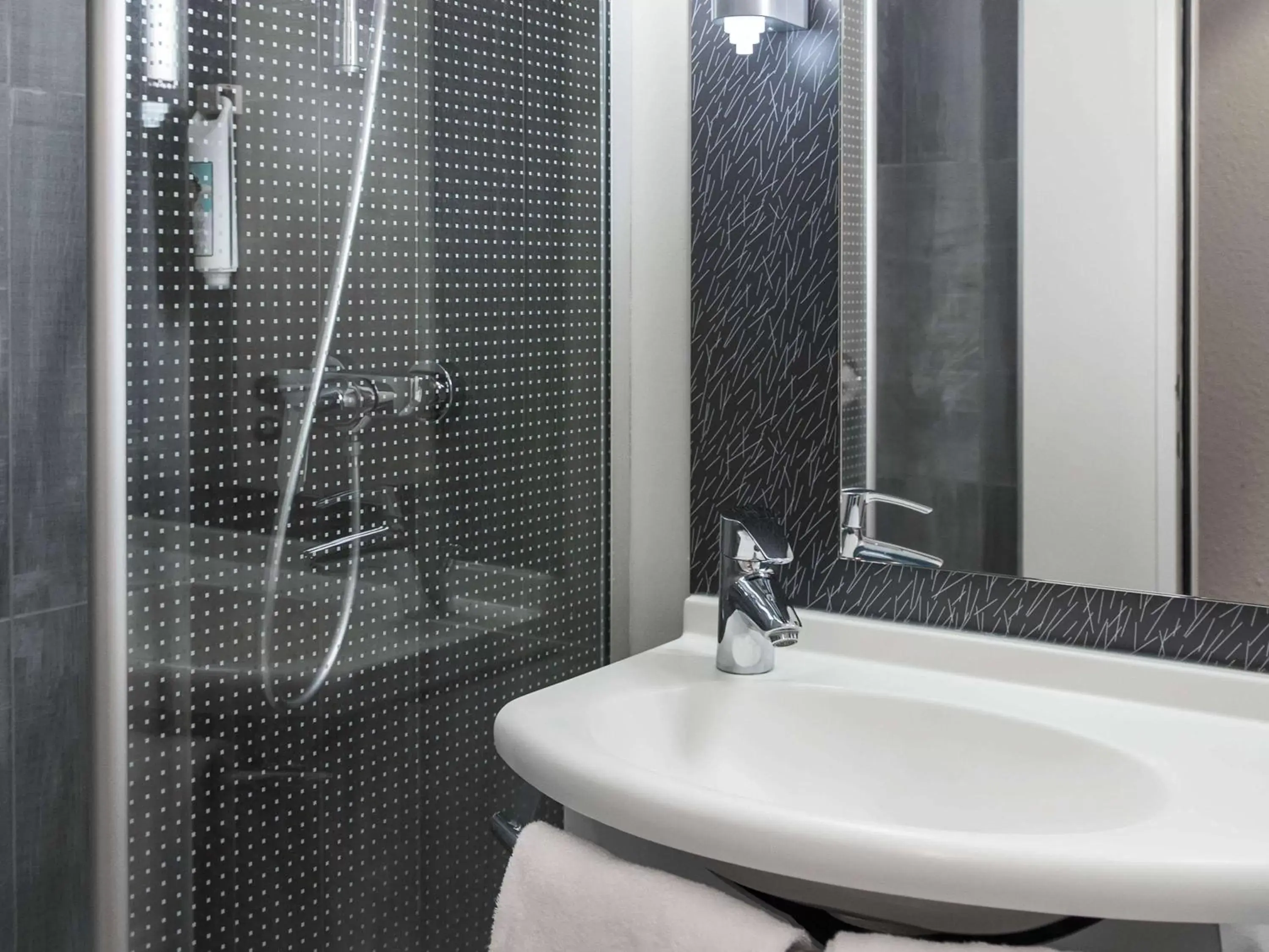 Photo of the whole room, Bathroom in ibis Liège Centre Opéra