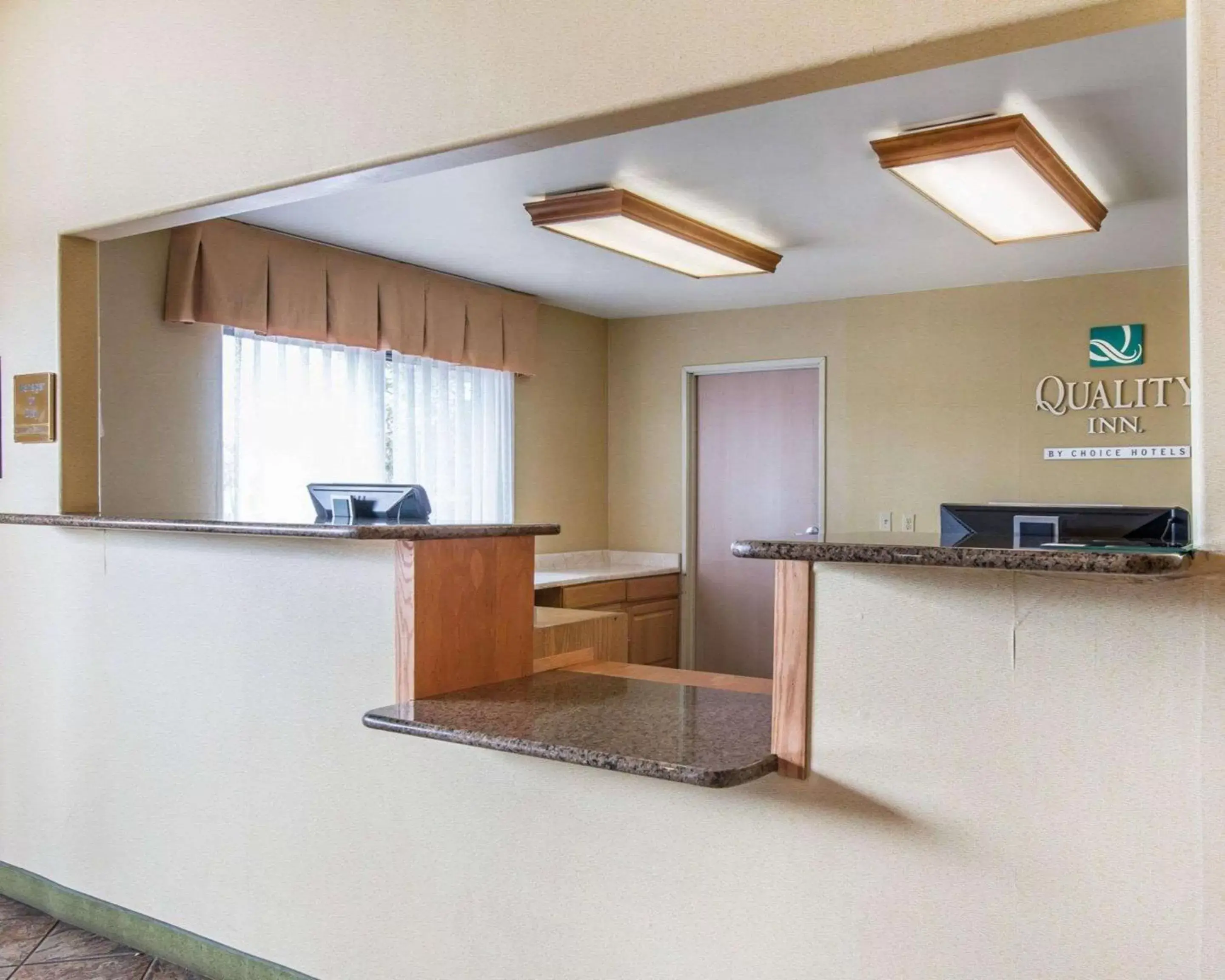 Lobby or reception, Kitchen/Kitchenette in Quality Inn Airport