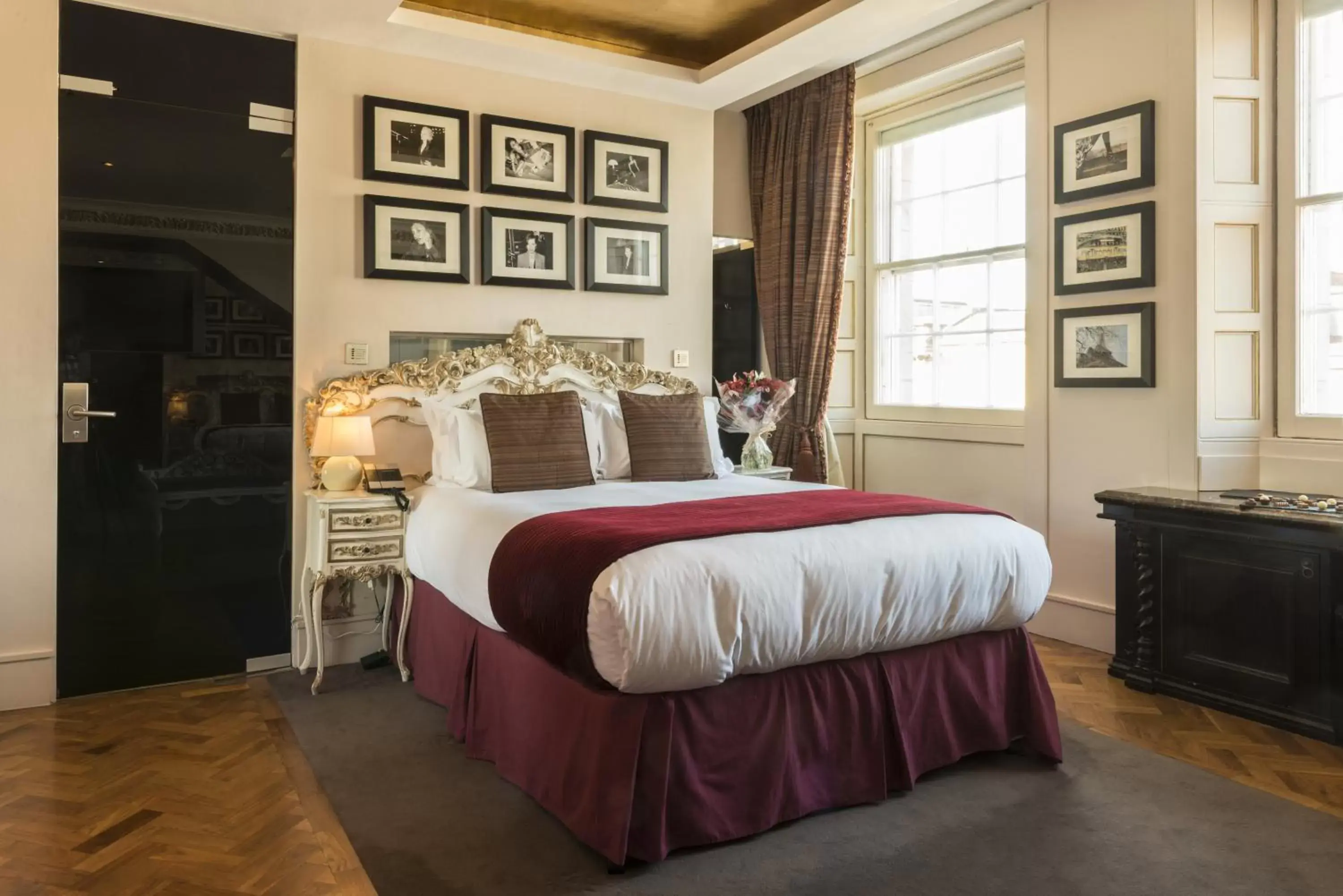 Bedroom, Bed in Le Monde Hotel