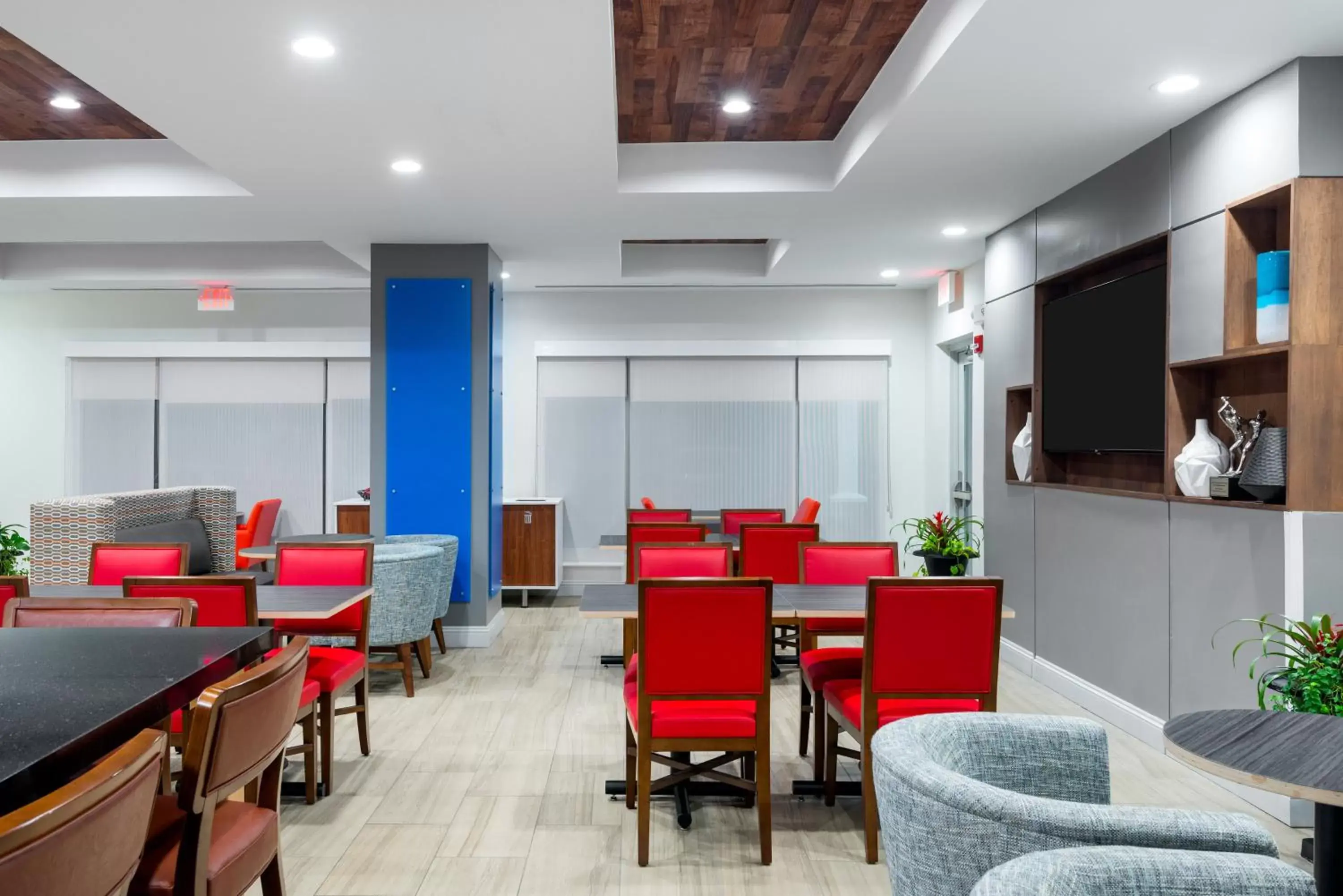 Lobby or reception in Holiday Inn Express & Suites Florence I-95 & I-20 Civic Ctr, an IHG Hotel