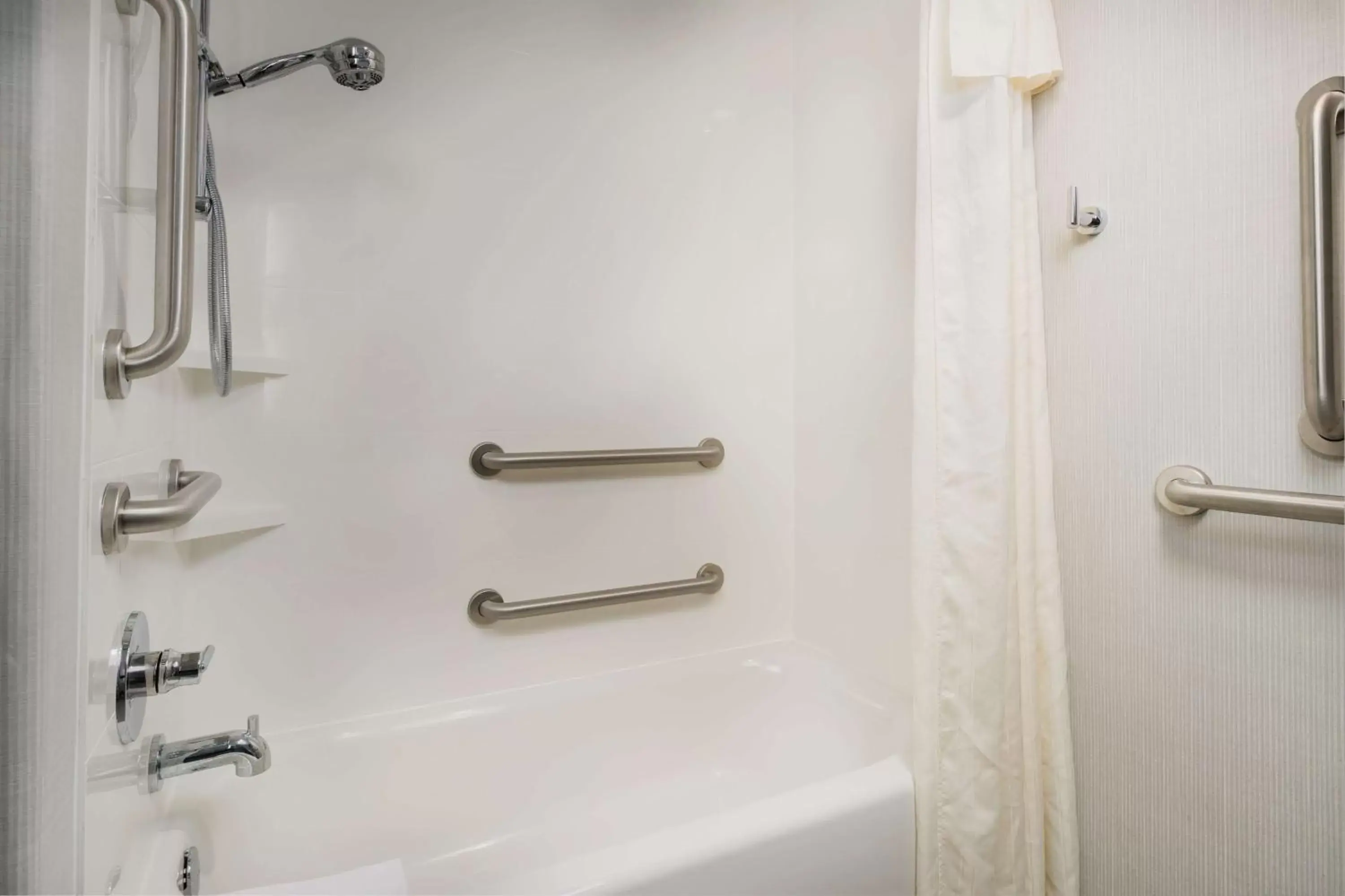 Bathroom in Homewood Suites by Hilton Vancouver / Portland