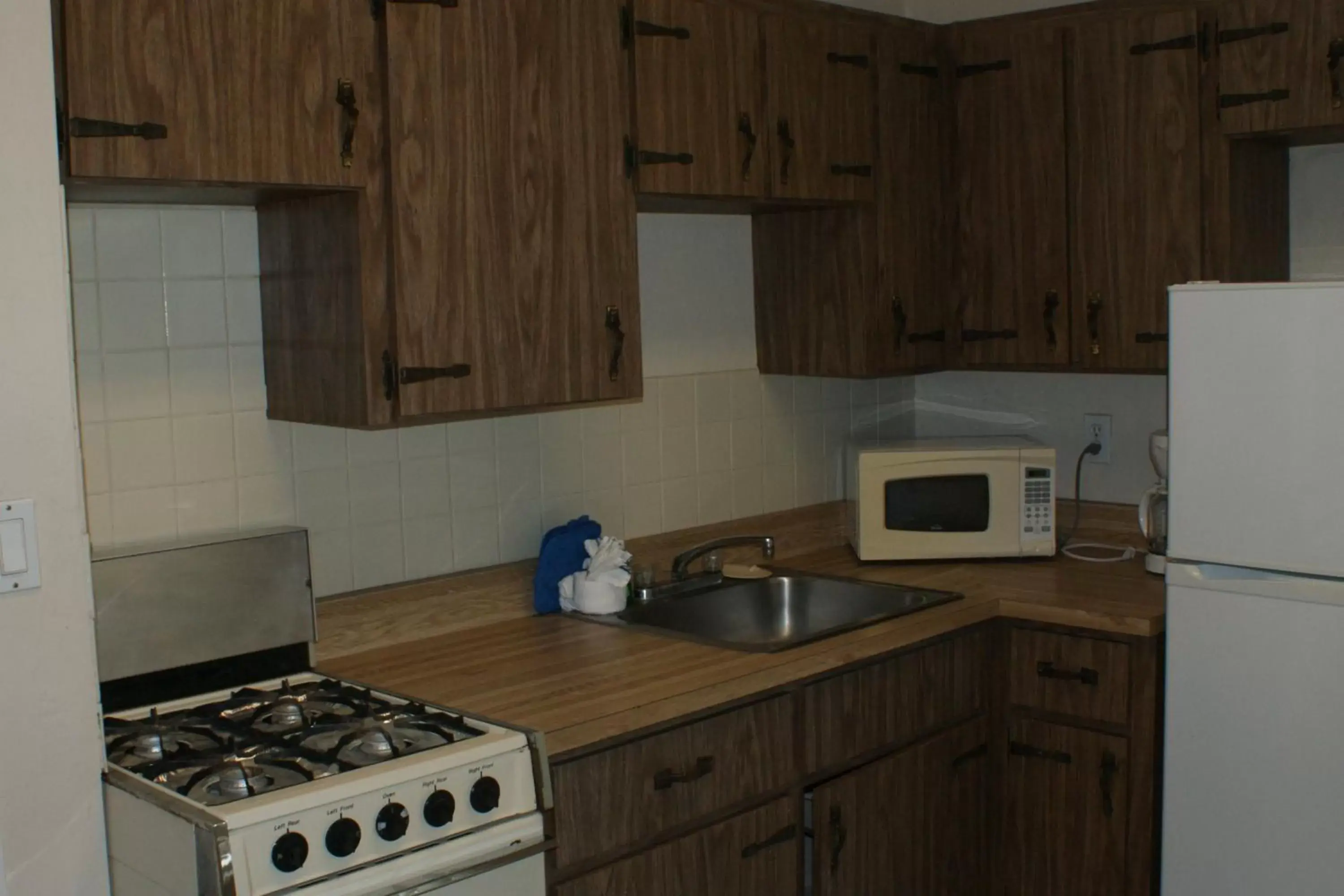 Kitchen/Kitchenette in Sea Vista Motel