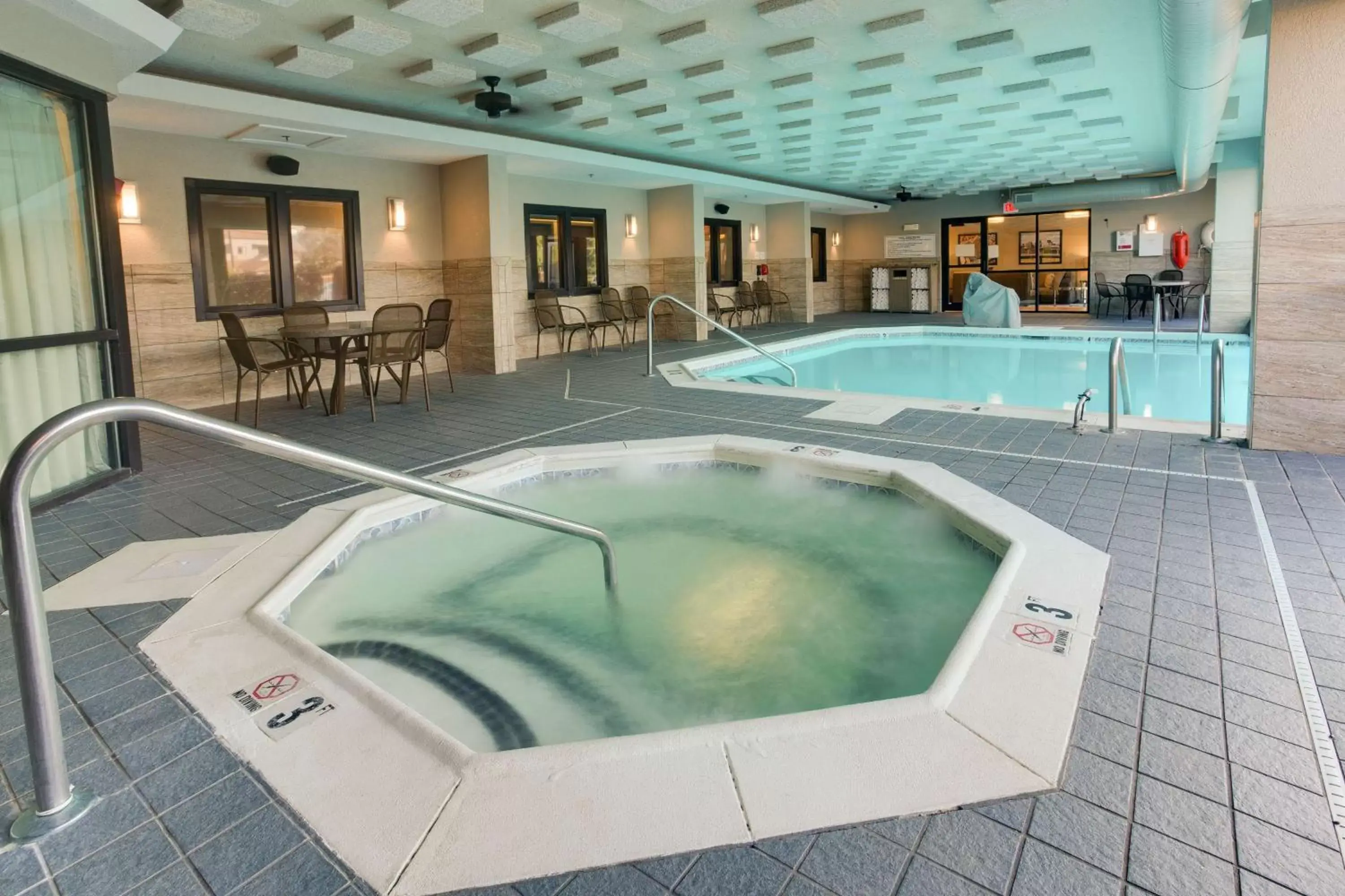 Activities, Swimming Pool in Drury Inn & Suites Louisville East