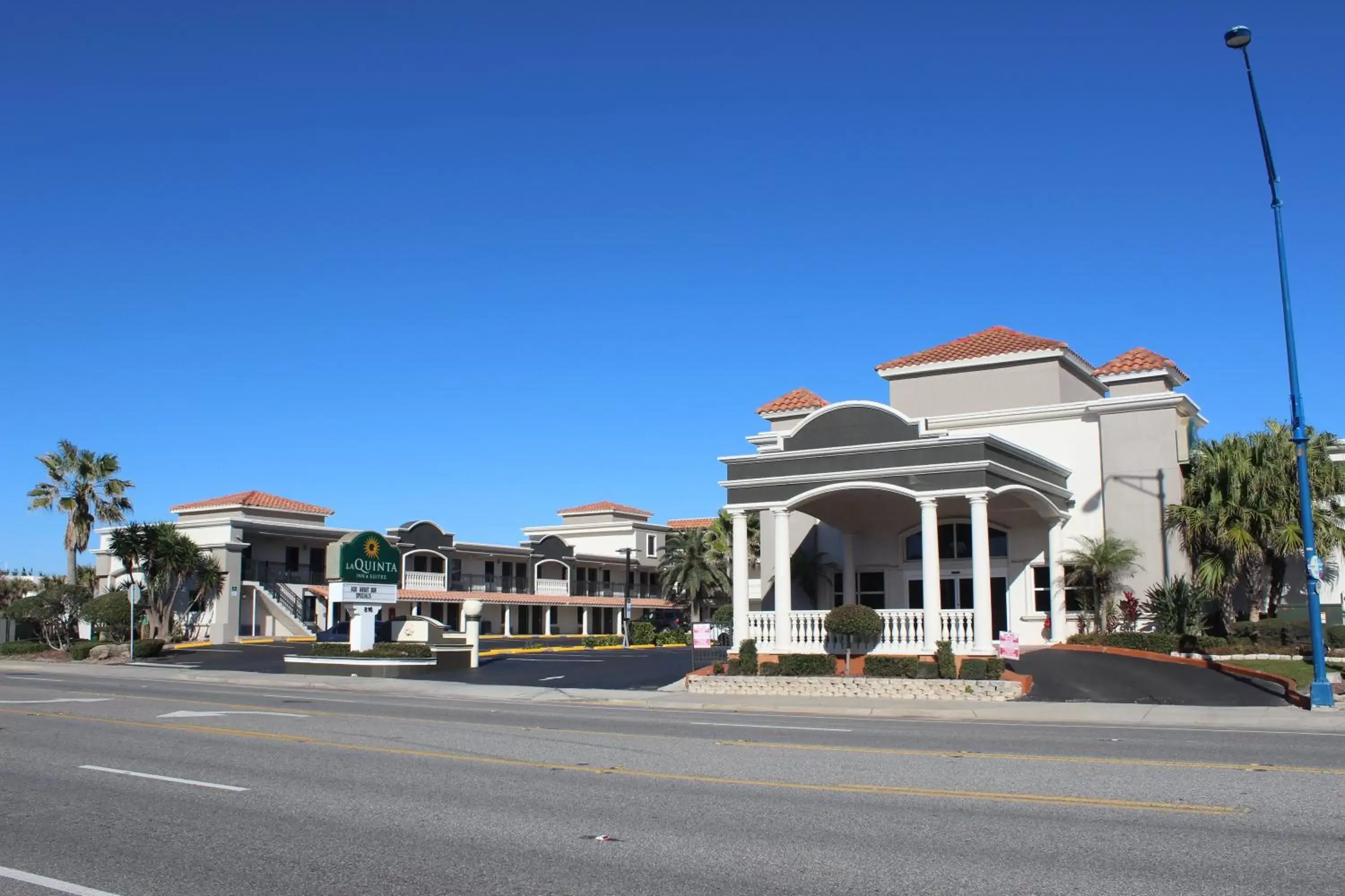 Facade/entrance, Property Building in La Quinta by Wyndham Oceanfront Daytona Beach