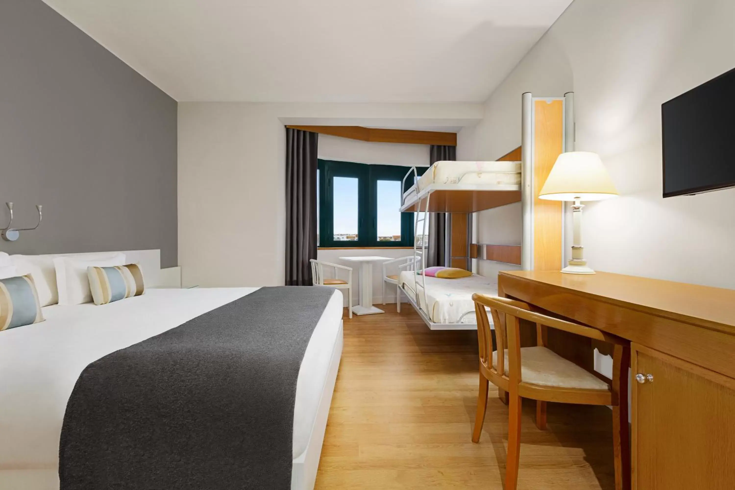 Bed in TRYP by Wyndham Montijo Parque Hotel