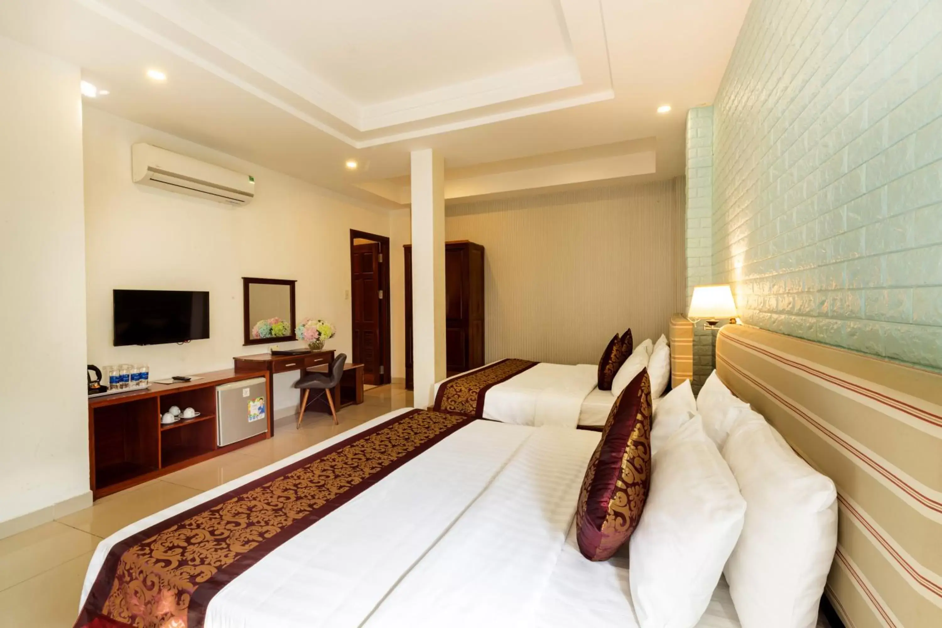 Bedroom, Bed in Airport Saigon Hotel - Gần ẩm thực đêm chợ Phạm Văn Hai