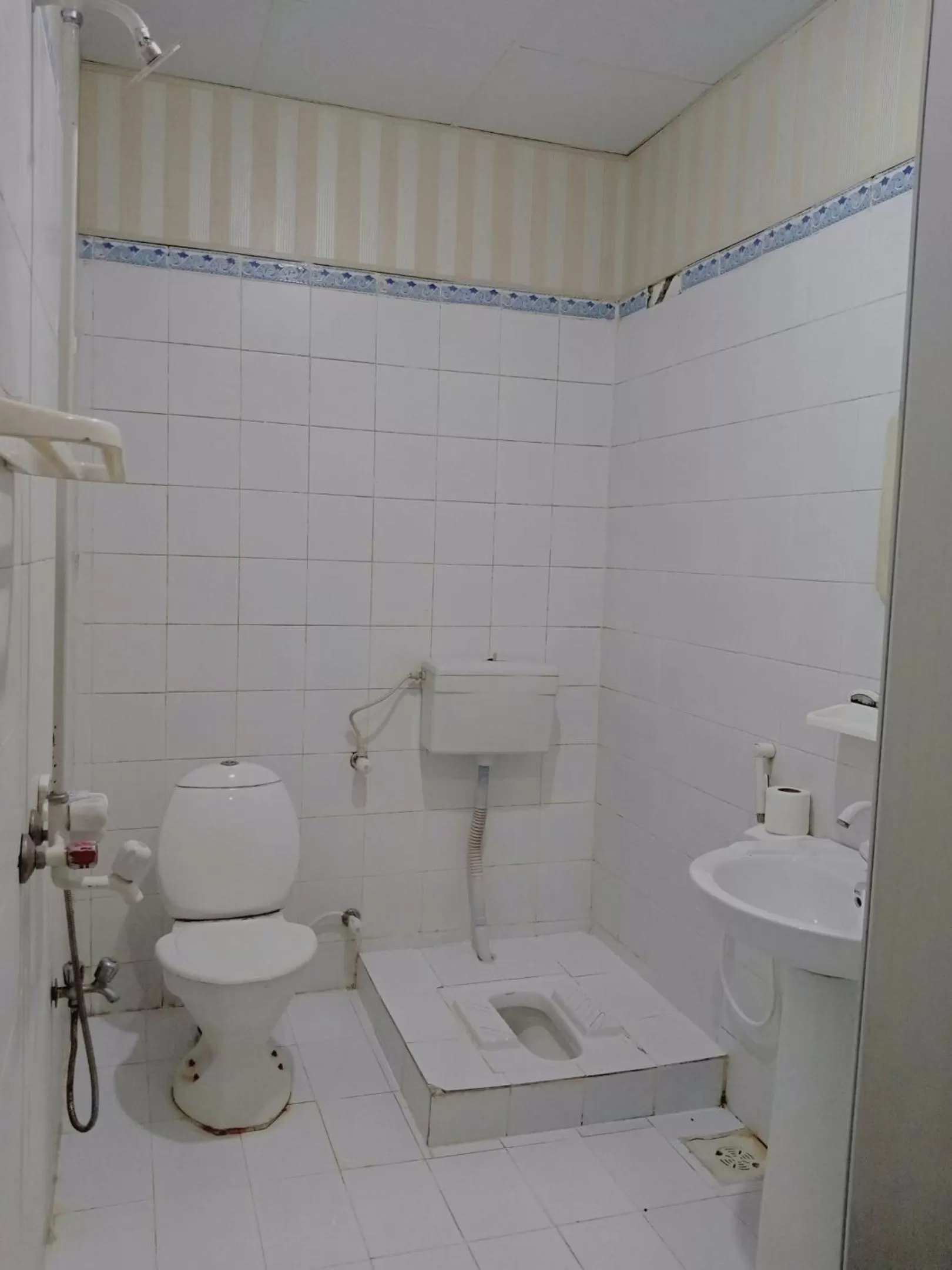 Toilet in Madina Hotel 2