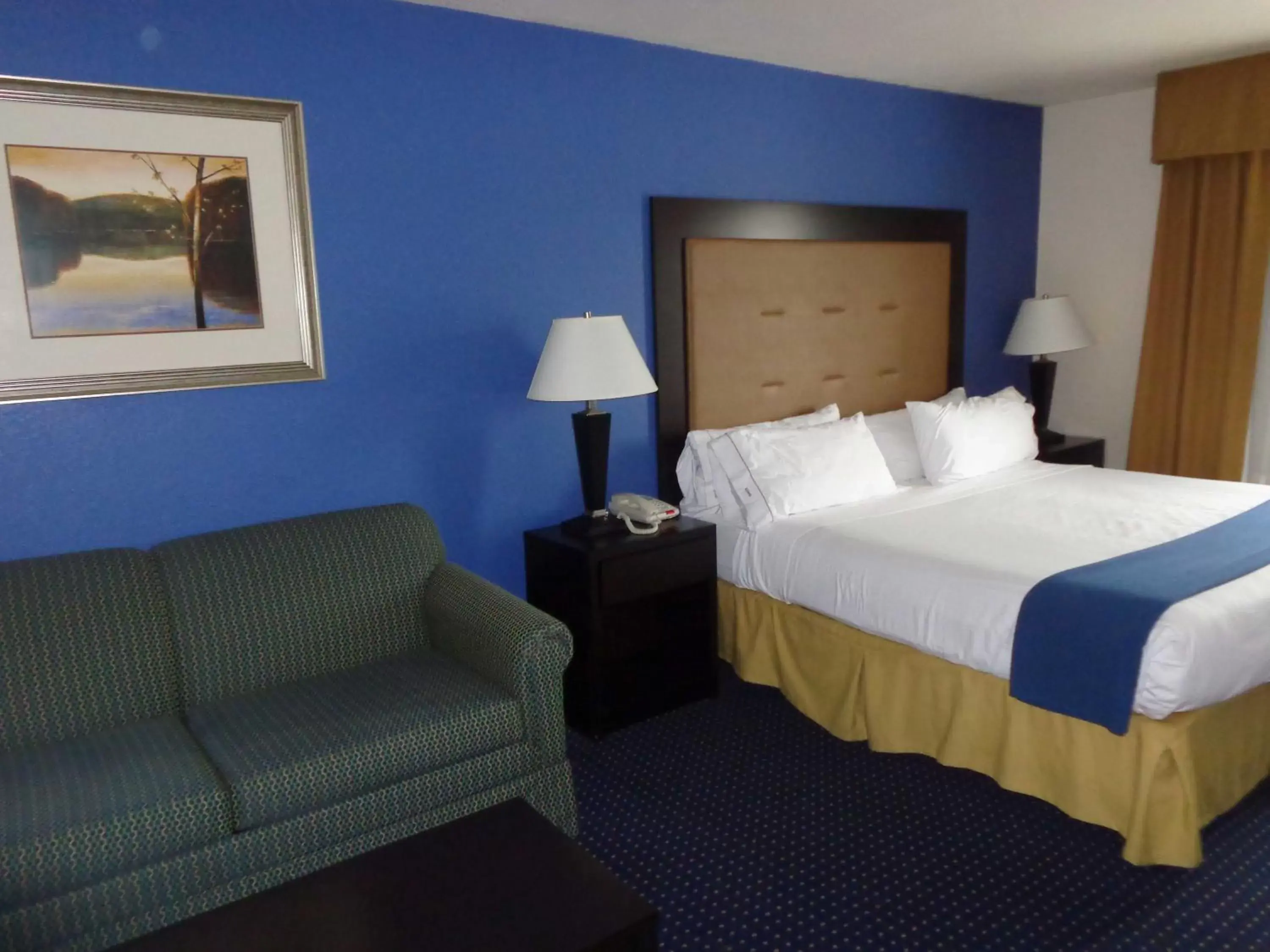 Photo of the whole room, Bed in Holiday Inn Express & Suites New Buffalo, MI, an IHG Hotel