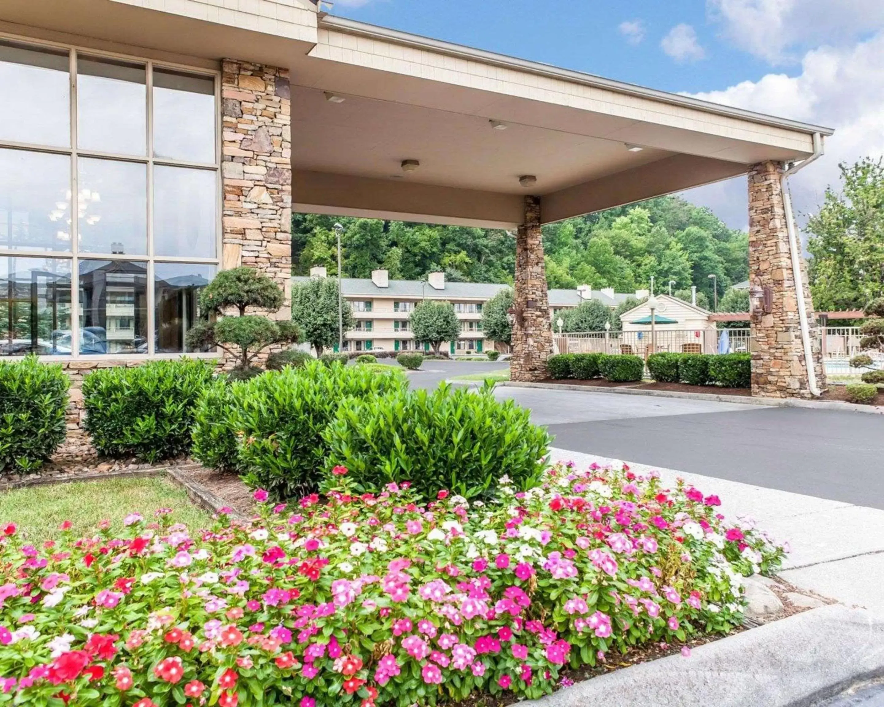 Property building in Quality Inn & Suites at Dollywood Lane