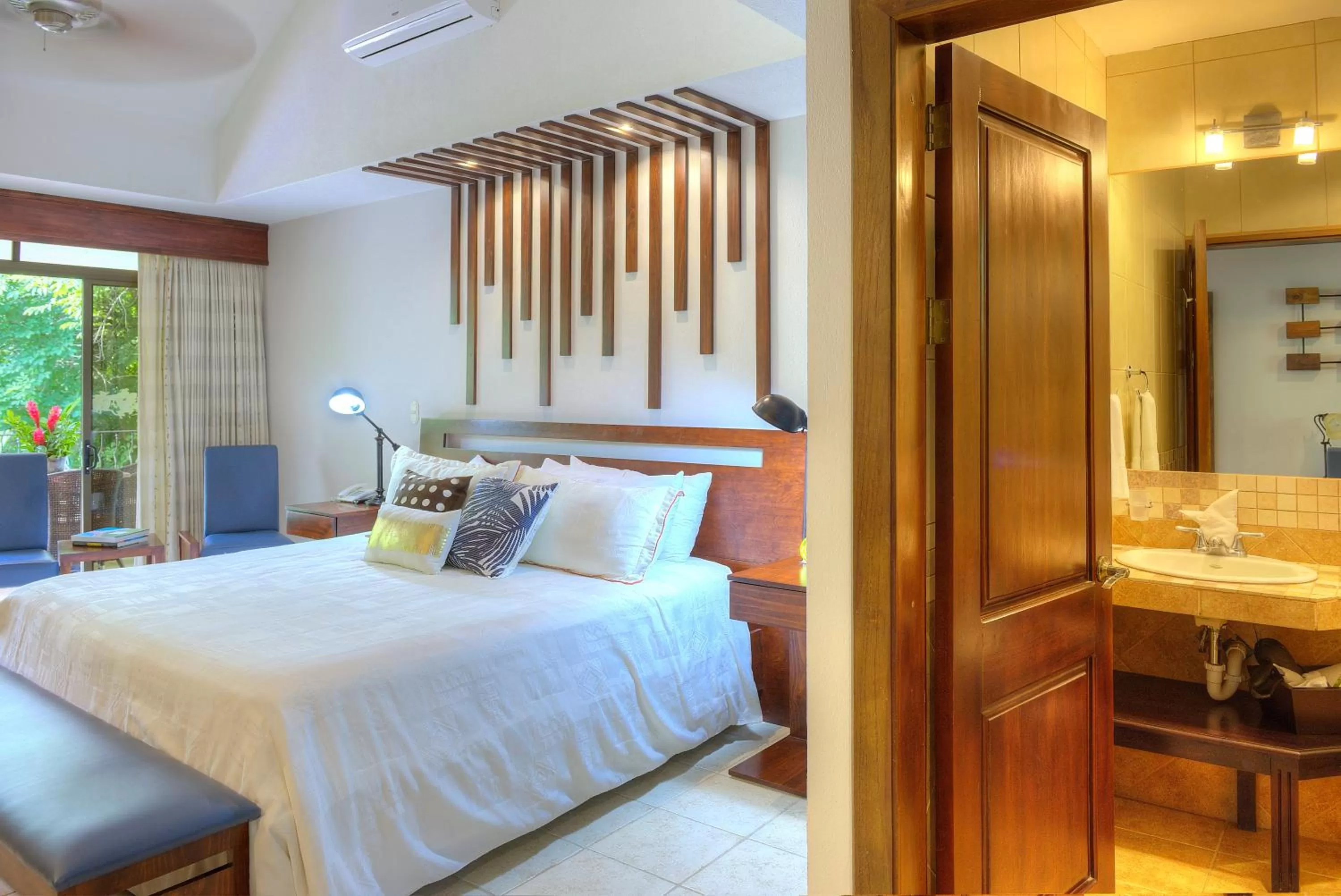 Bed in Pumilio Mountain & Ocean Hotel