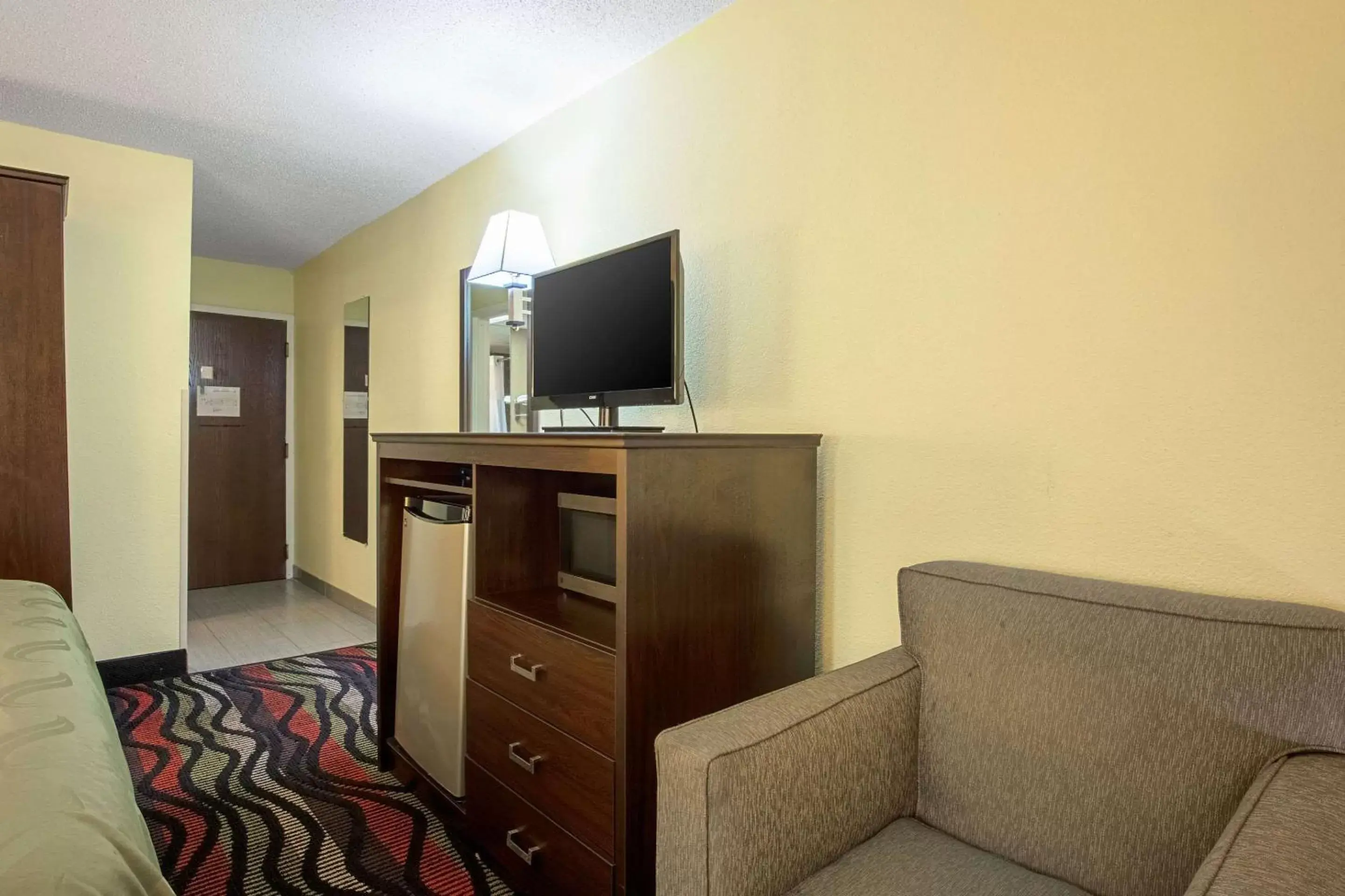 Photo of the whole room, TV/Entertainment Center in Quality Inn Holly Springs South