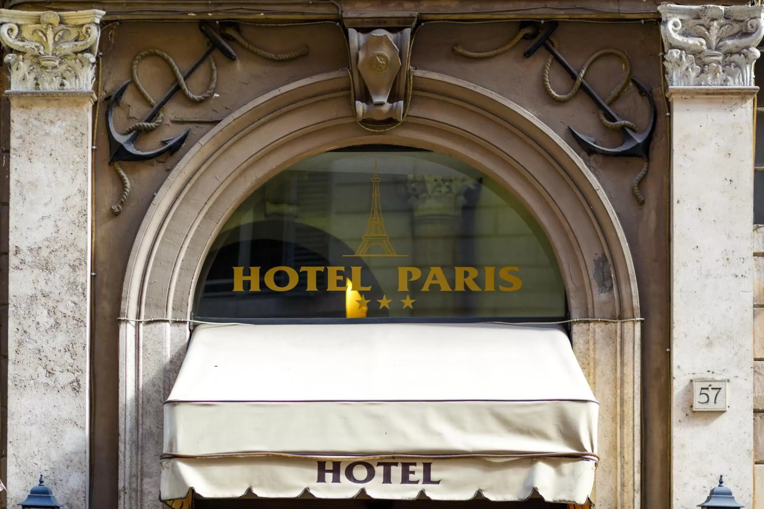 Property building, Facade/Entrance in Hotel Paris