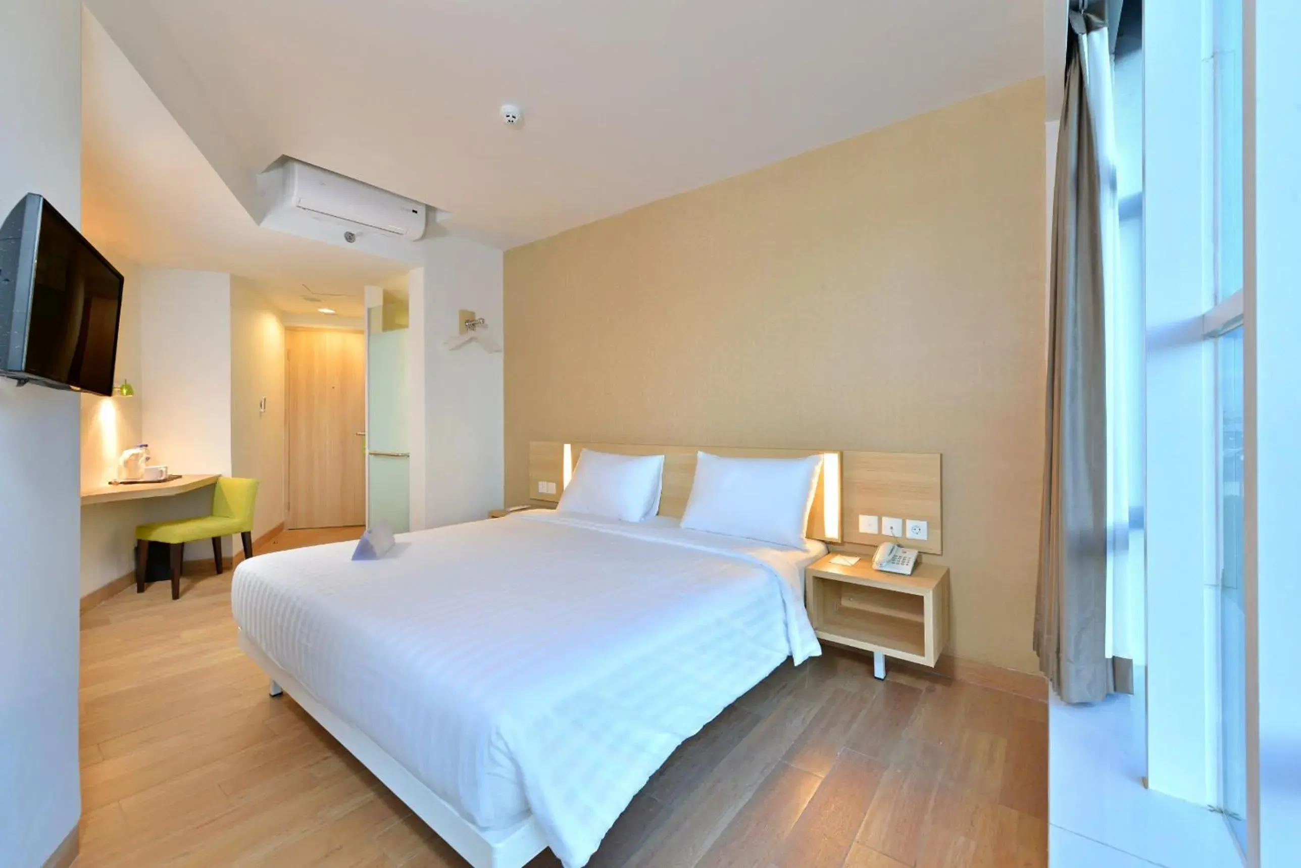 Shower, Bed in Whiz Prime Hotel Hasanuddin Makassar