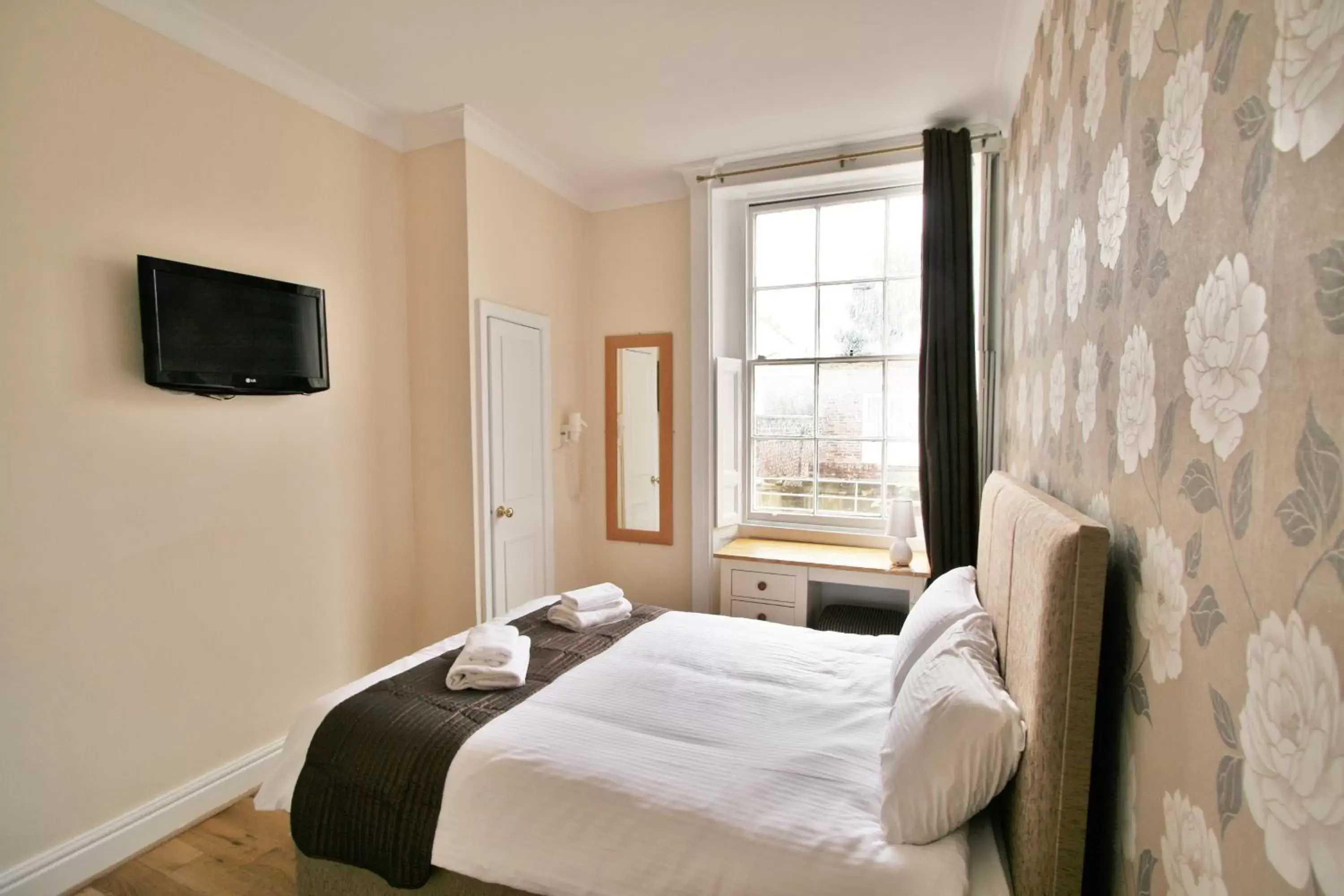 Bed in Central Studios Gloucester Place by Roomsbooked