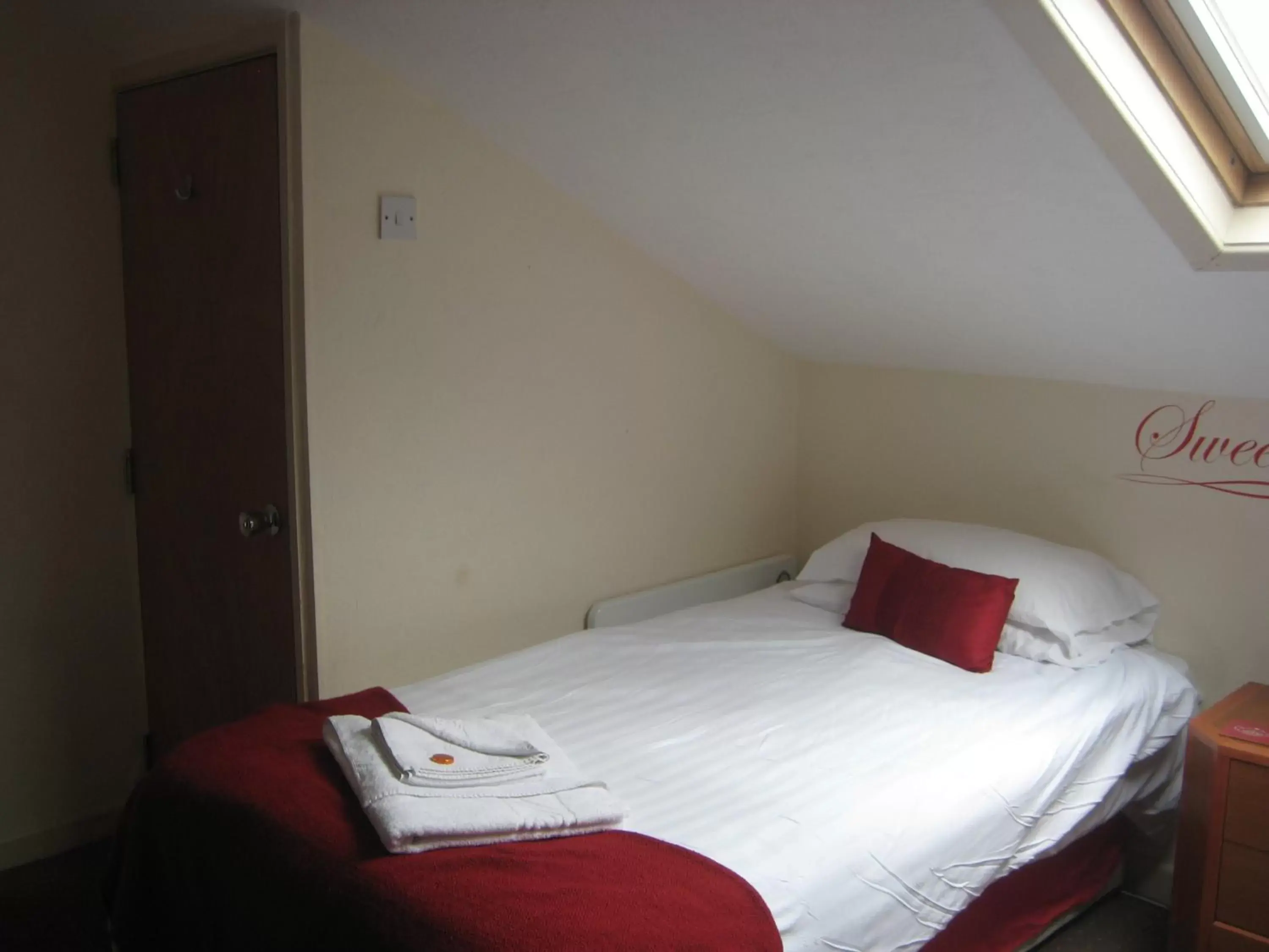 Twin Attic Room - single occupancy in The Dragonfly Twin Attic Room - single occupancy in The Dragonfly