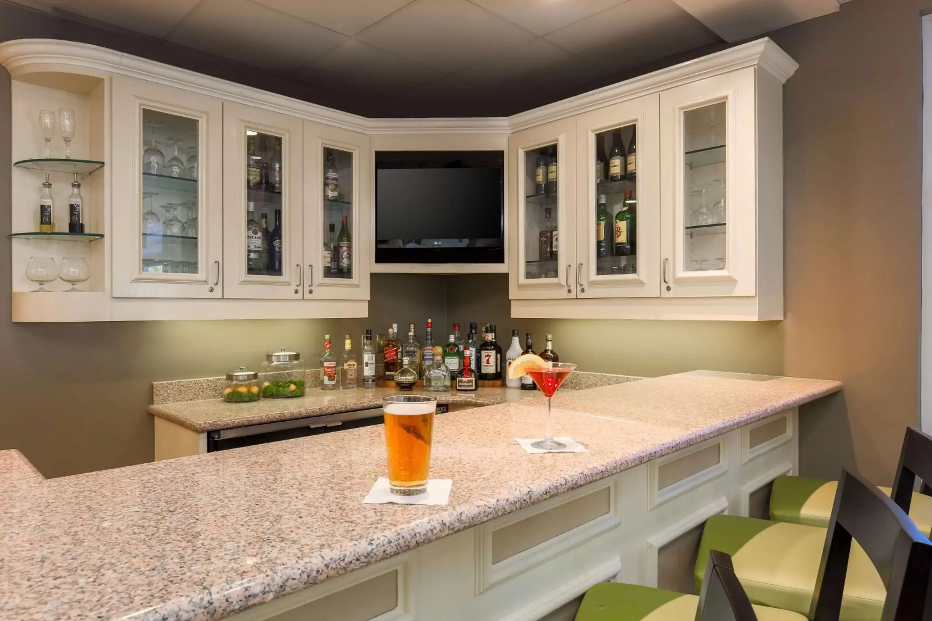 Lounge or bar in Hilton Garden Inn Bakersfield