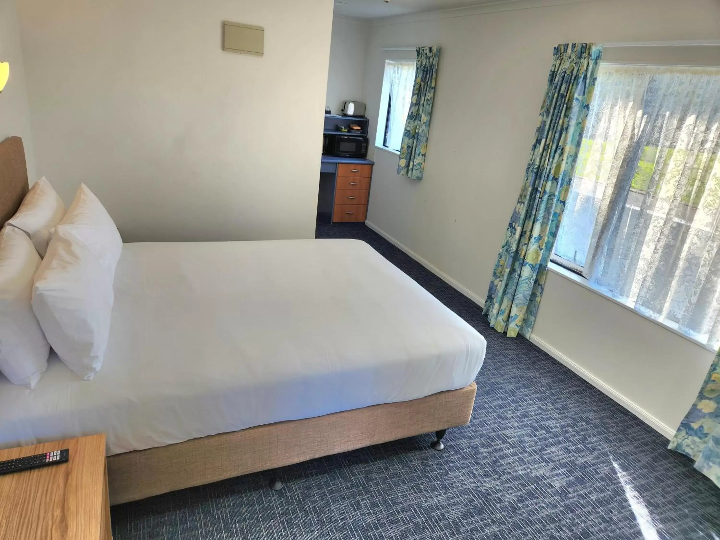 Photo of the whole room, Bed in Botany Palms Motel Photo of the whole room, Bed in Botany Palms Motel