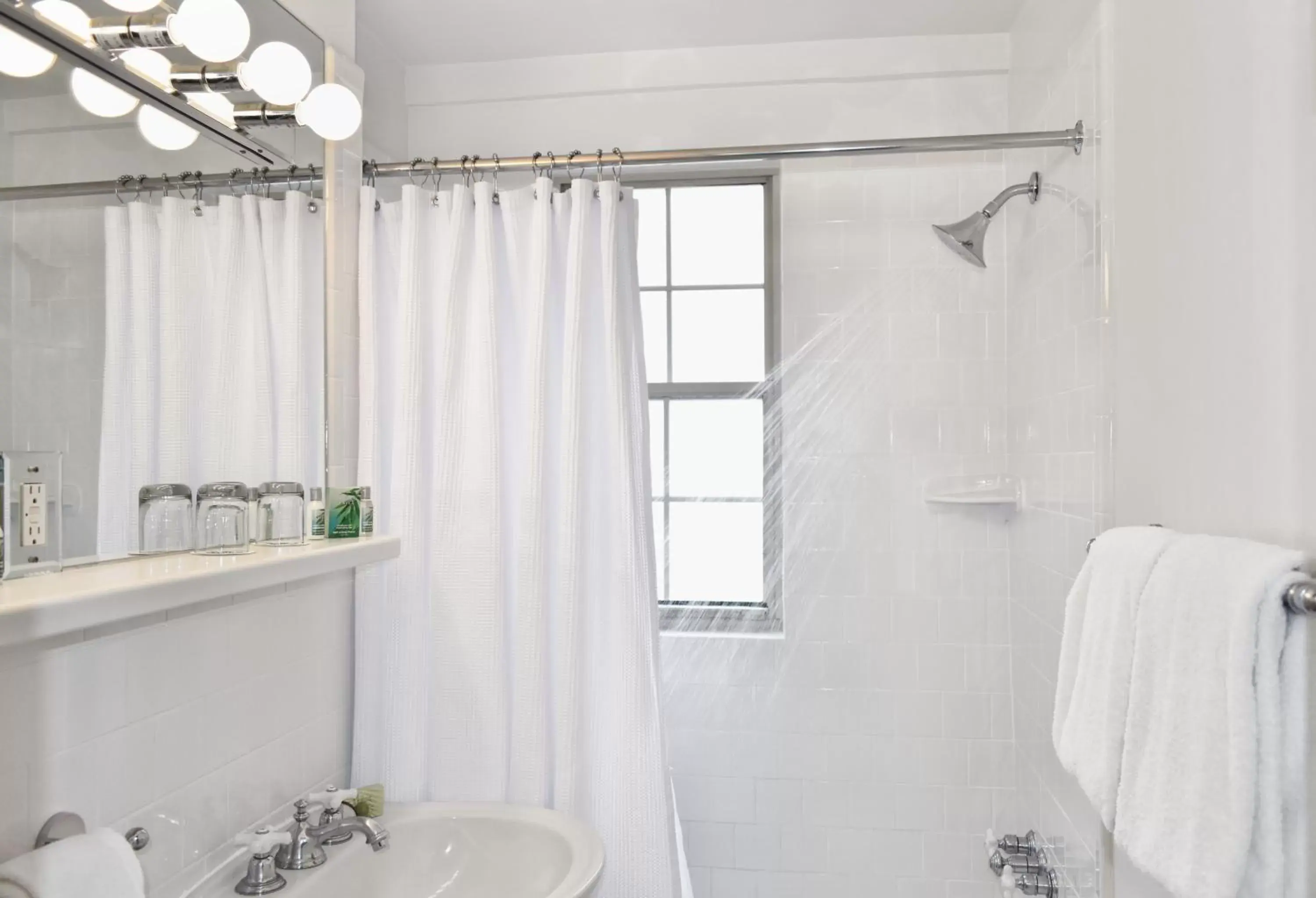 Shower, Bathroom in Hotel Lombardy