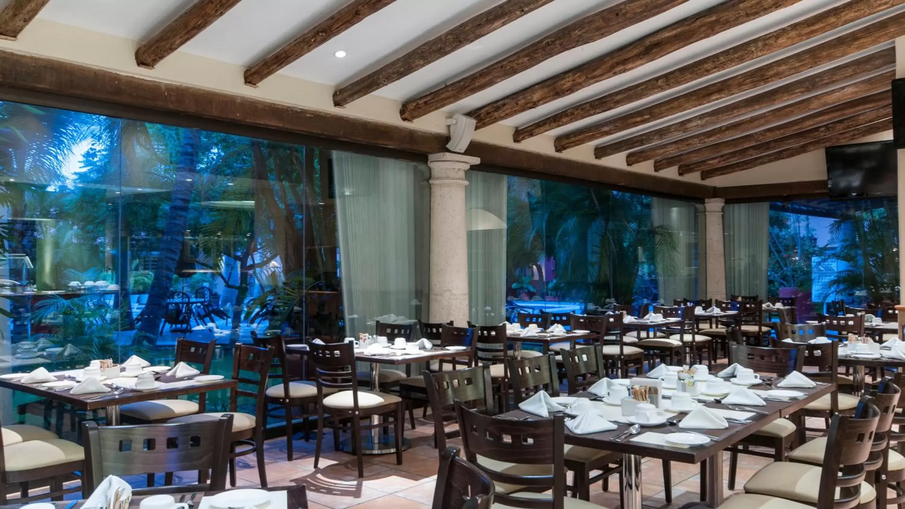 Restaurant/Places to Eat in Holiday Inn Ciudad Del Carmen, an IHG Hotel