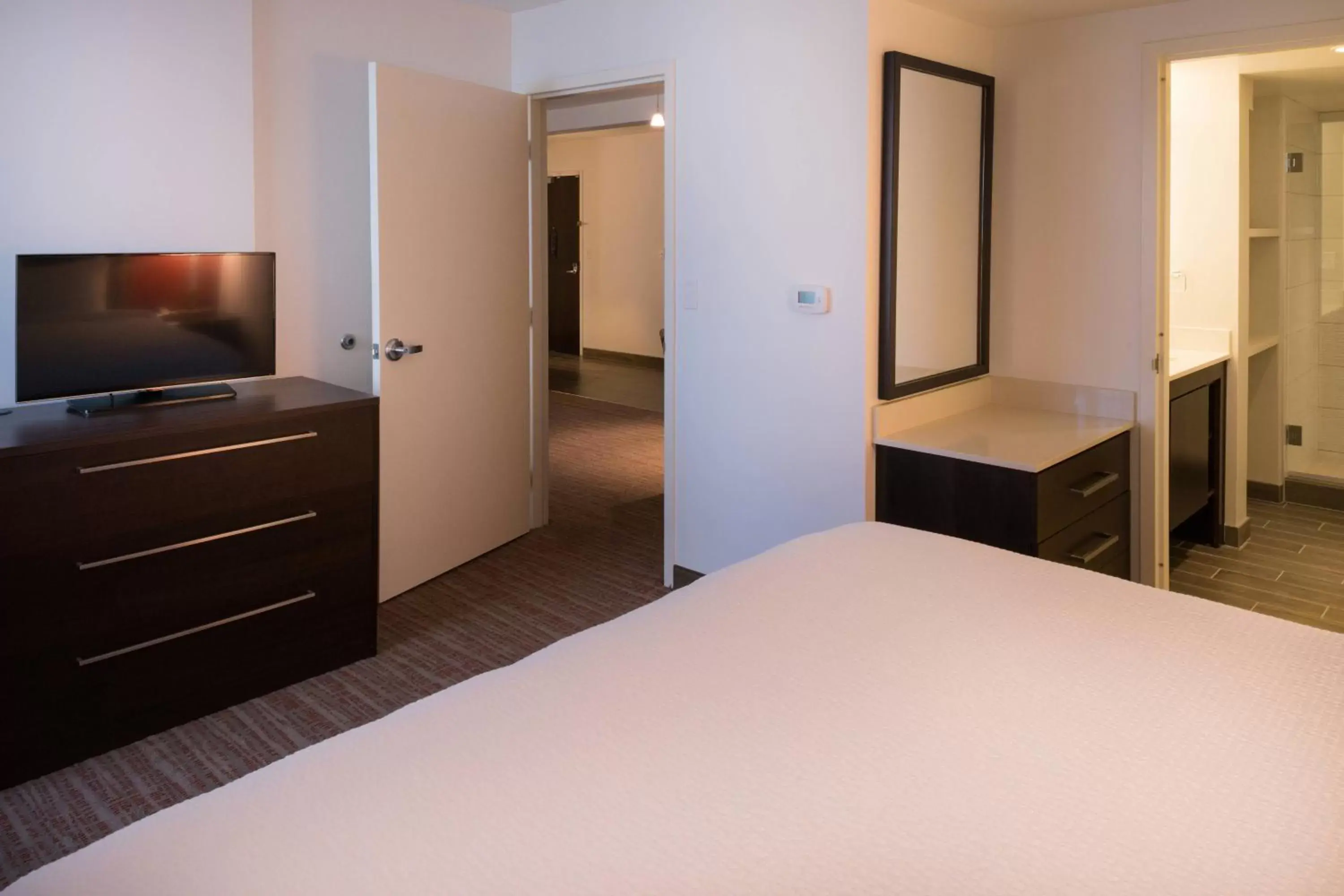 Bedroom, TV/Entertainment Center in Residence Inn by Marriott Palo Alto Menlo Park