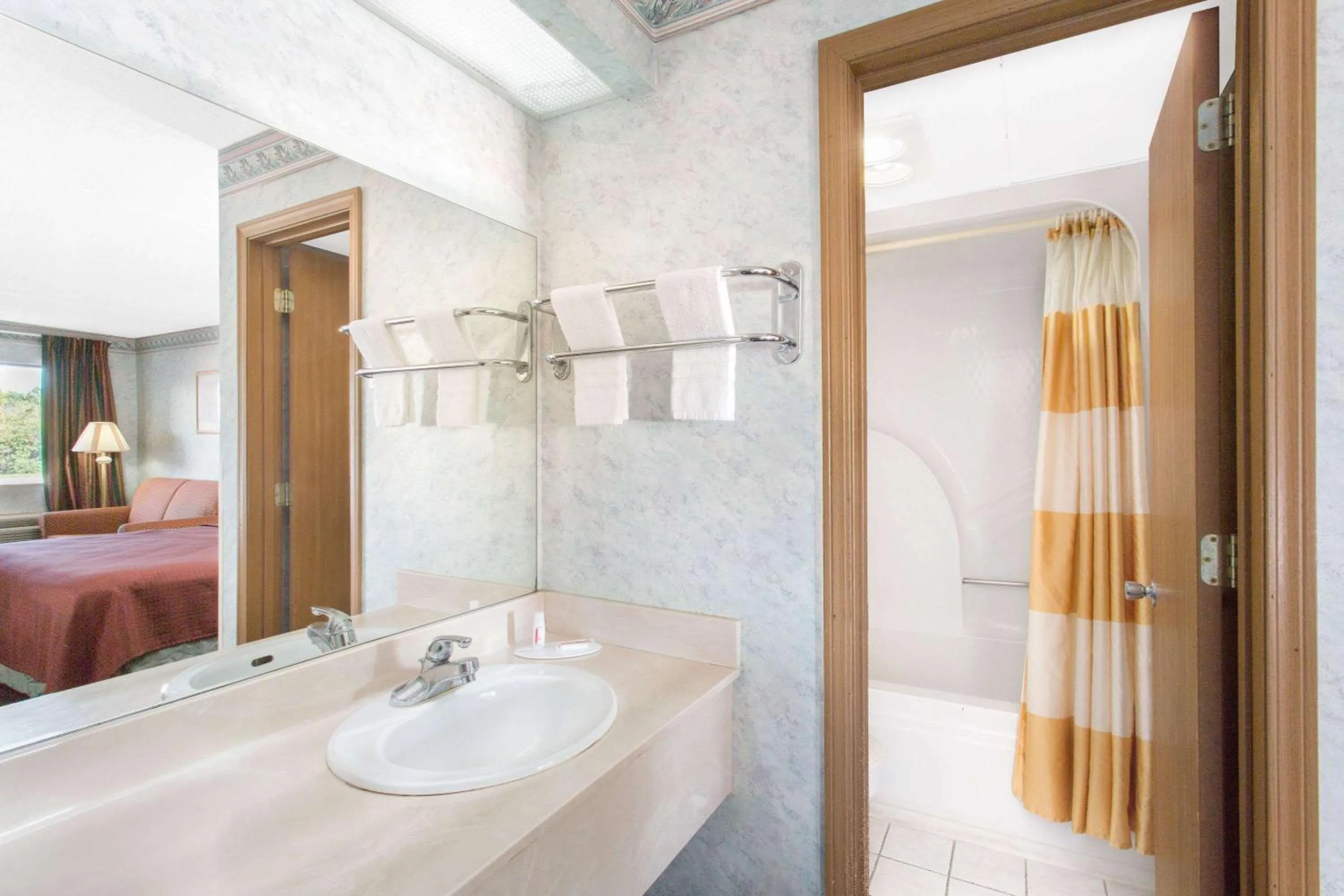 King Room - Non-Smoking in Days Inn & Suites by Wyndham Bentonville