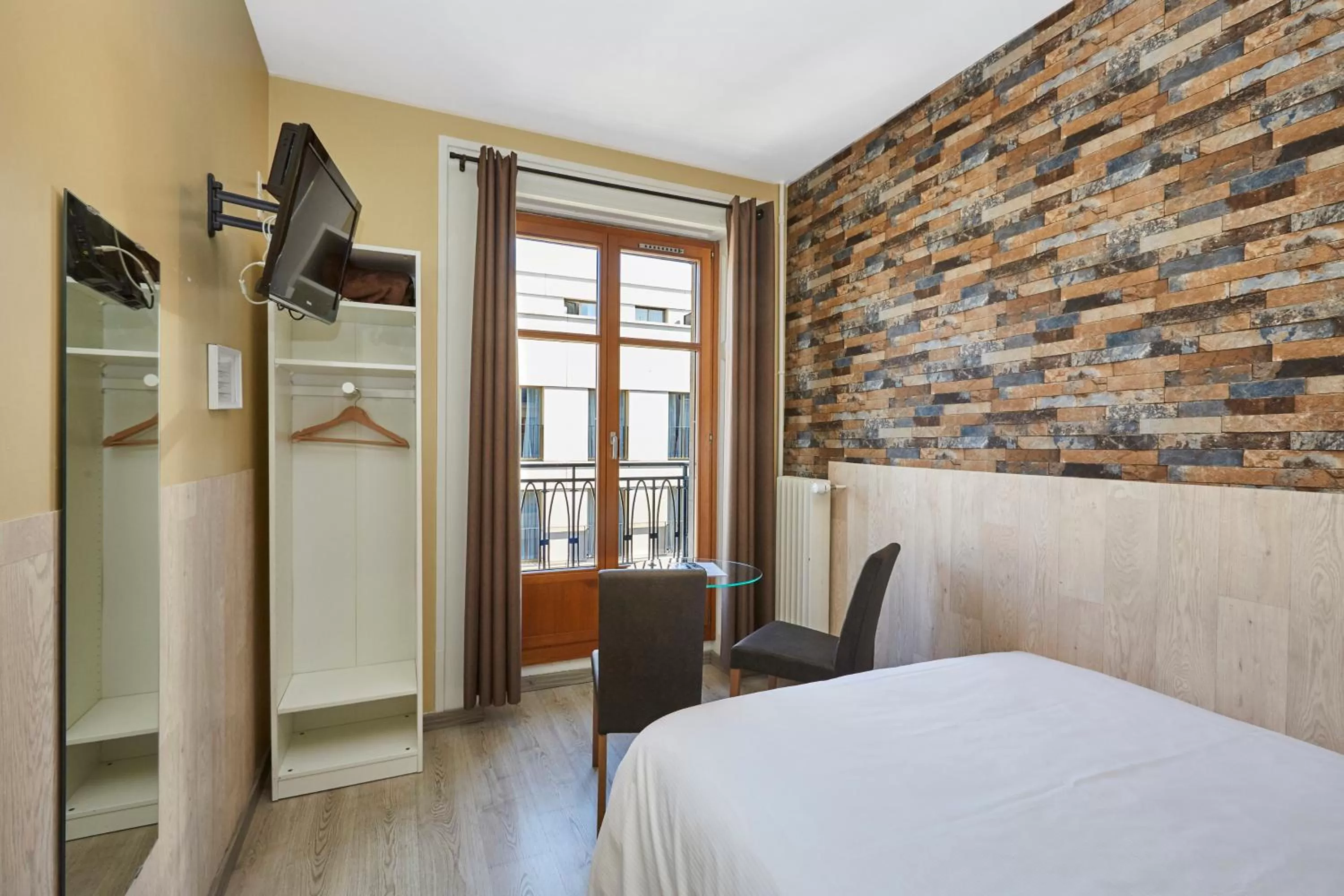 Photo of the whole room, Bed in Hotel Central