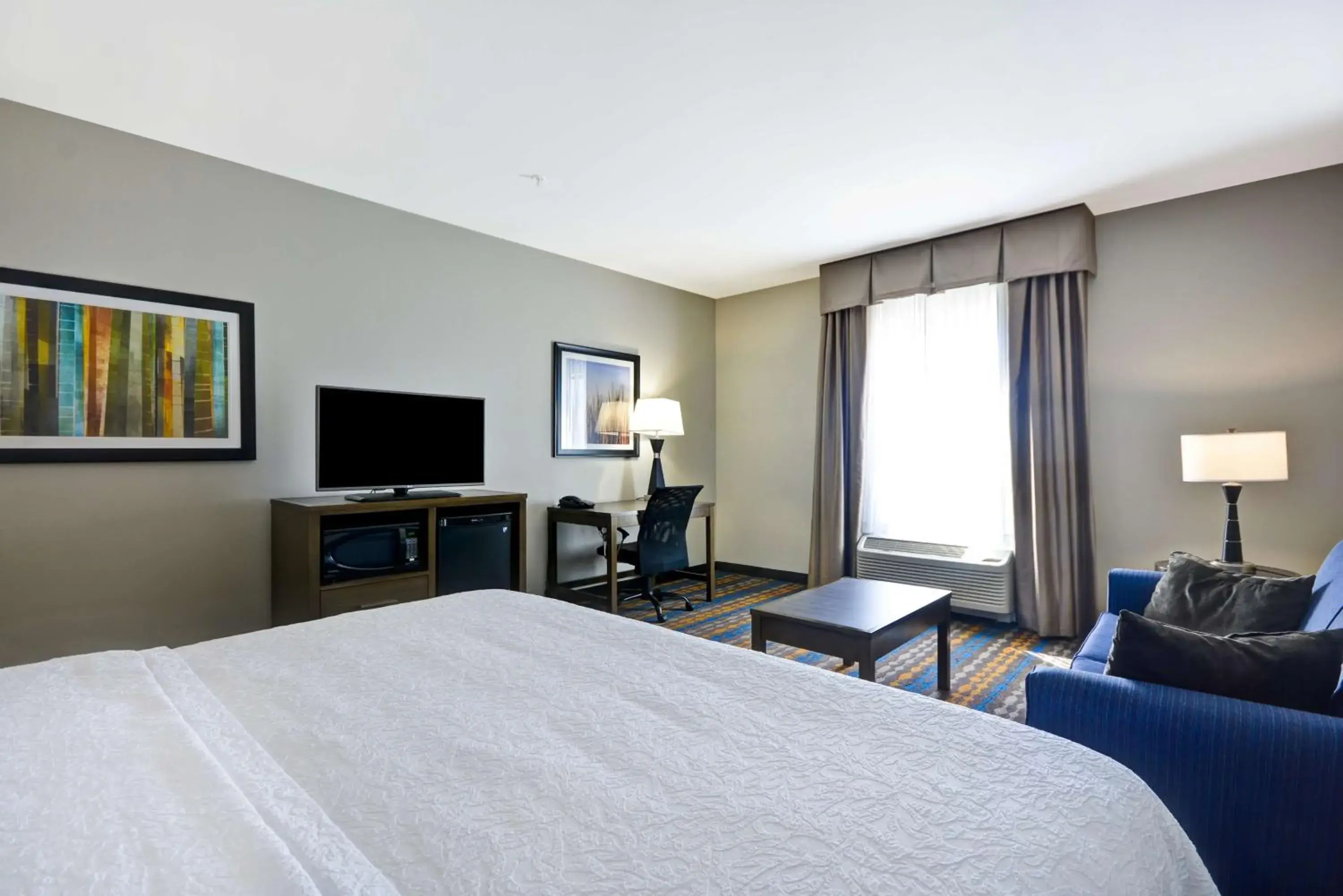 Bedroom, TV/Entertainment Center in Hampton Inn Kenedy