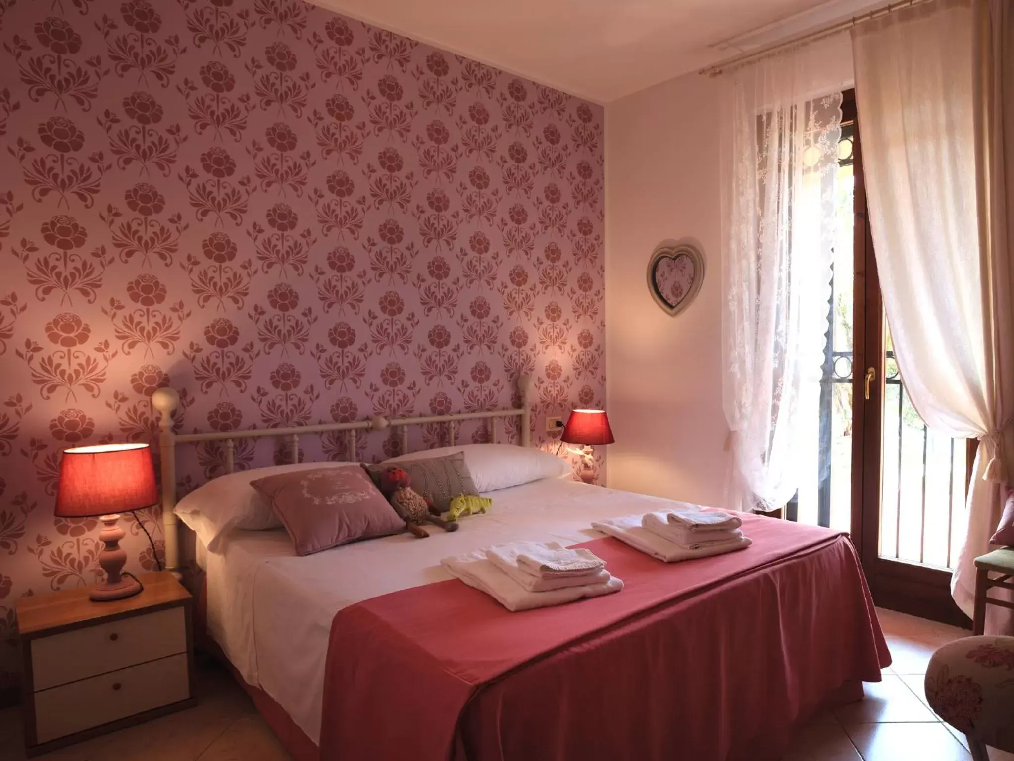 Bedroom, Bed in BellaSirmione Holiday Apartments