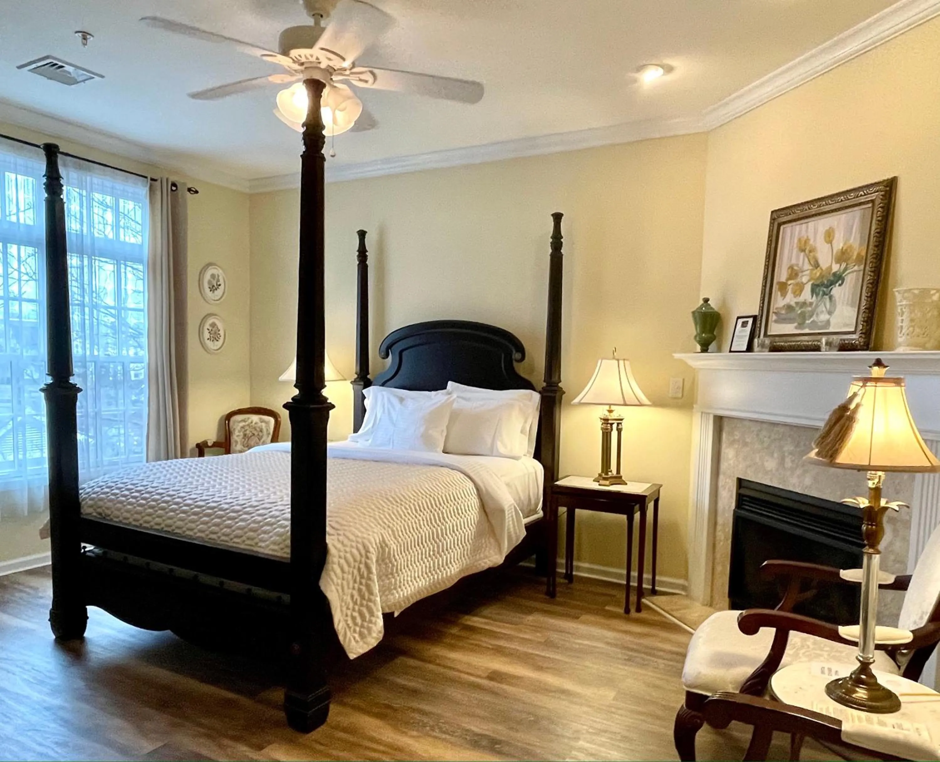 Bed in Inn on Main Hotel