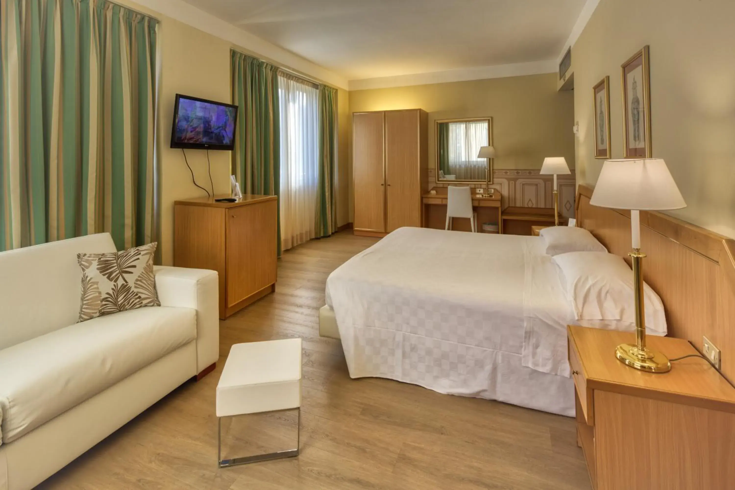 Bed, TV/Entertainment Center in Hotel Nasco