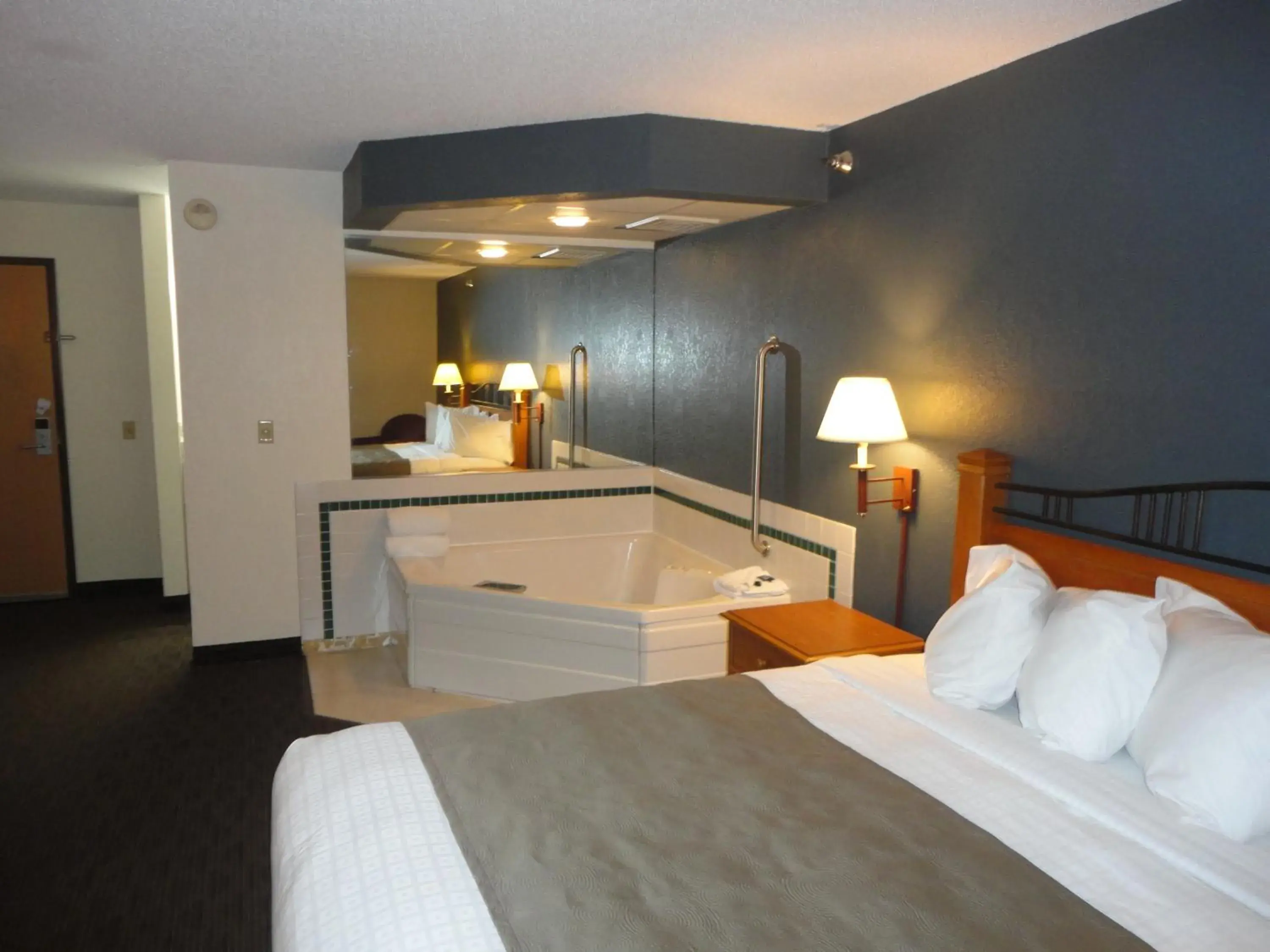 Photo of the whole room, Bed in Baymont by Wyndham Owatonna